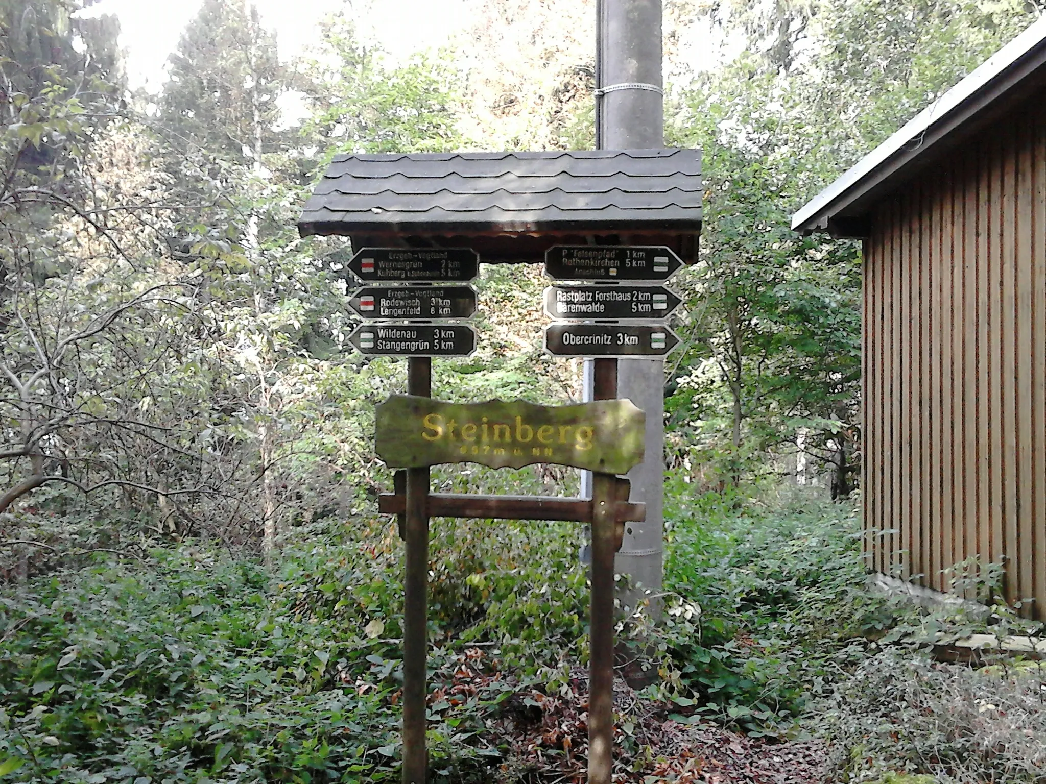 Photo showing: Wanderwegweiser mit Höhenangabe auf dem Steinberg bei Rothenkirchen / Wernesgrün. Gemeinde Steinberg, Sachsen, Deutschland.