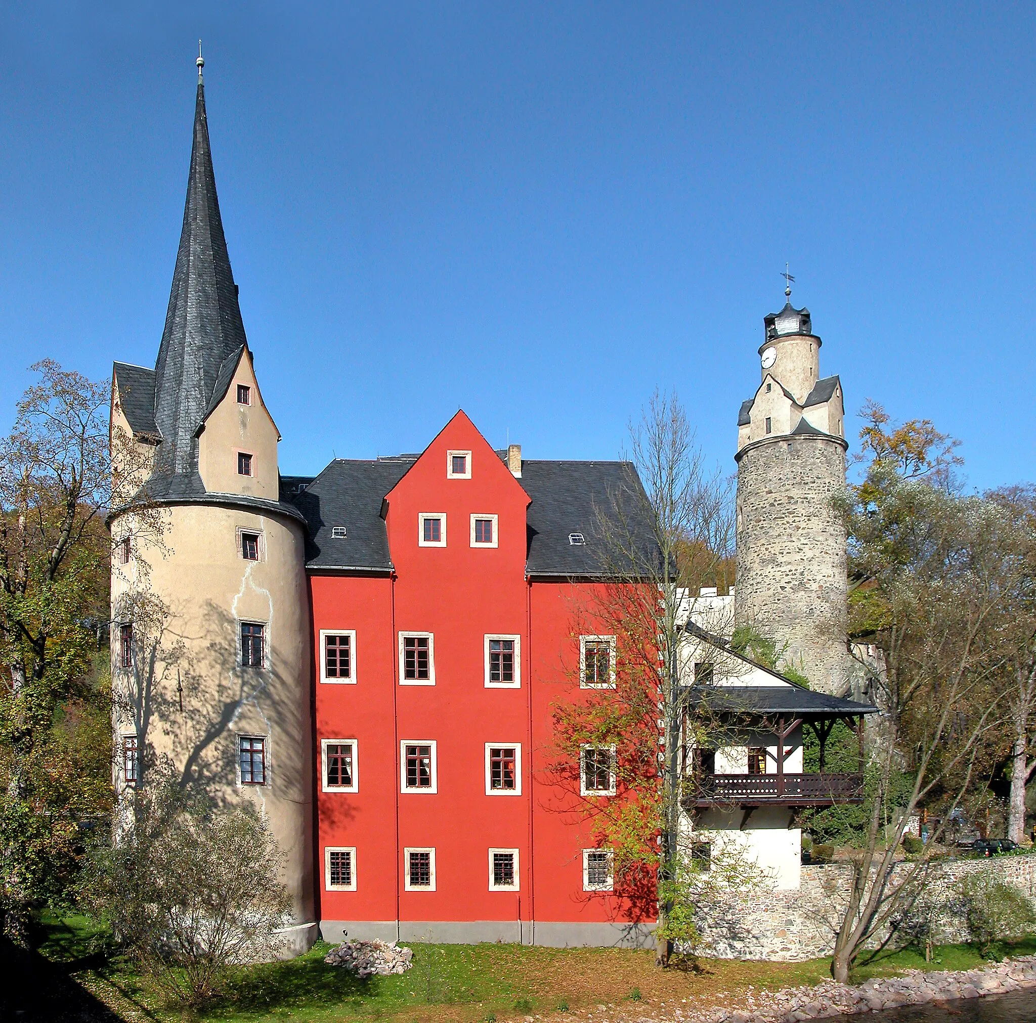 Photo showing: 16.10.2007   08118  Stein (Hartenstein), Stein 1 (GMP: 50.651593,12.661523):  Burg Stein entstand im 12. Jh. Zu Beginn des 16. Jh. wurde am Muldeufer die Unterburg angelegt. 1995 kaufte Dr. Alfred Prinz von Schönburg-Hartenstein die Burg und führt hier einen Forstbetrieb. Die Oberburg dient als Museum. Sicht von der Freiberger Mulde aus Südwesten.        [DSCN30795-30794.TIF]20071016615MDR.JPG(c)Blobelt