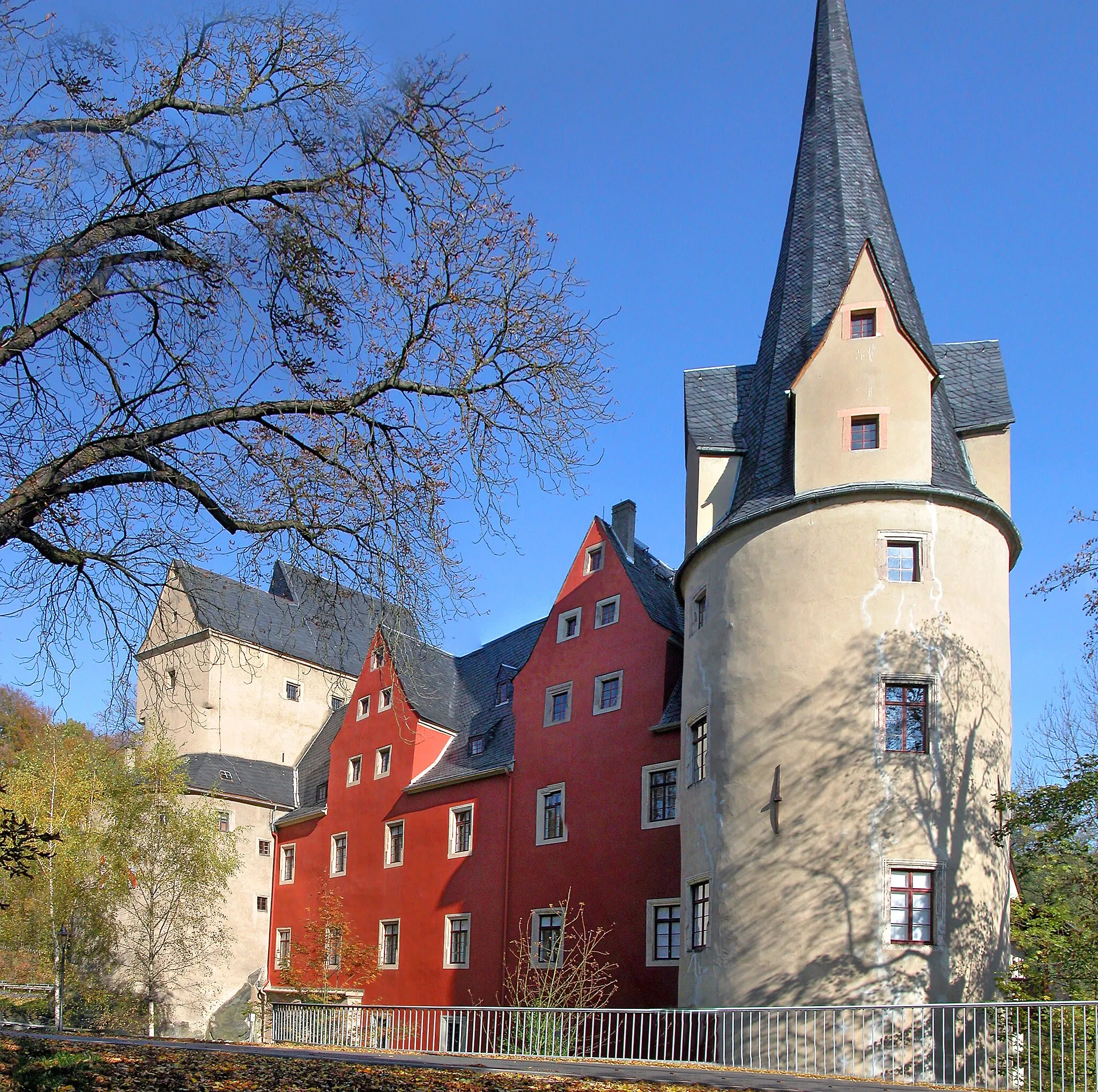 Photo showing: 16.10.2007   08118  Stein (Hartenstein), Stein 1 (GMP: 50.651593,12.661523):  Burg Stein entstand im 12. Jh. Zu Beginn des 16. Jh. wurde am Muldeufer die Unterburg angelegt. 1995 kaufte Dr. Alfred Prinz von Schönburg-Hartenstein die Burg und führt hier einen Forstbetrieb. Die Oberburg dient als Museum. Sicht von Westen.                                                      [DSCN30793-30794.TIF]20071016610MDR.JPG(c)Blobelt