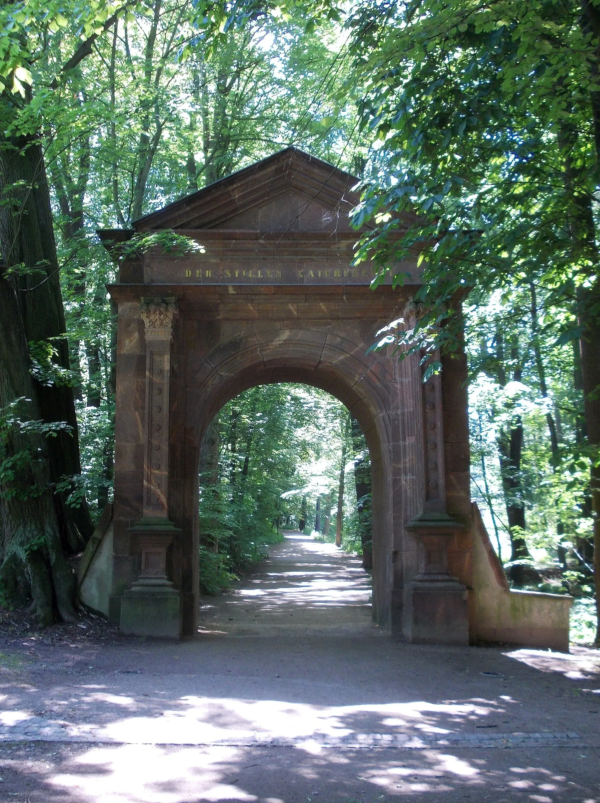 Photo showing: Portal "To the silent enjoyment of nature" in Grünfeld Park (Waldenburg, Zwickau district, Saxony), originally a portal of the old Waldenburg Castle
