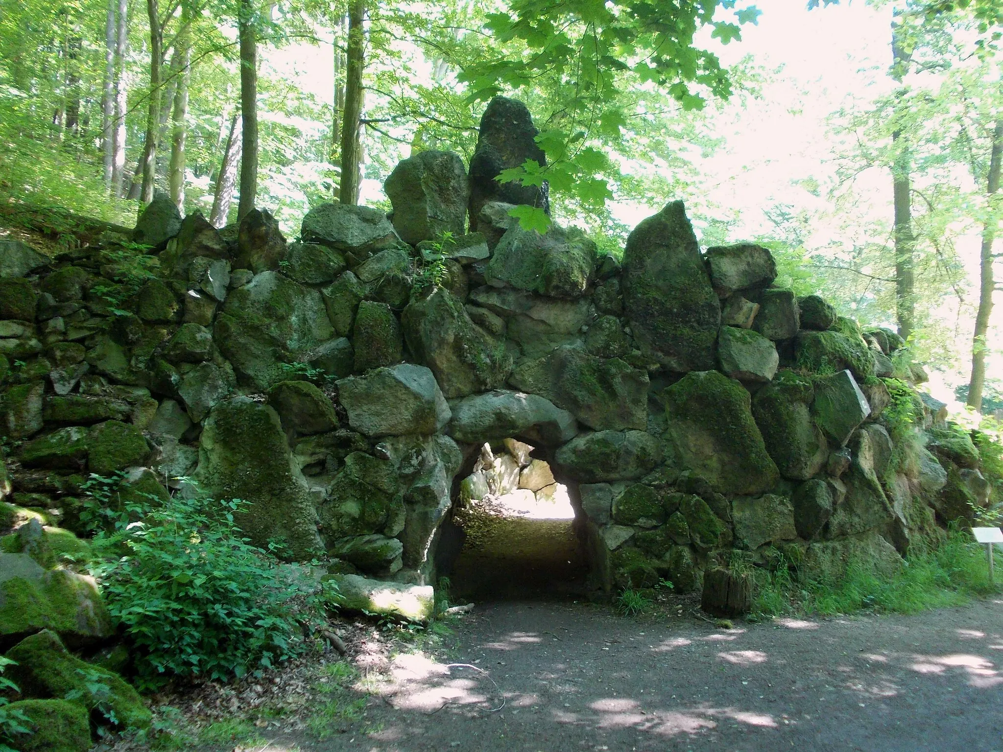 Photo showing: Passage in the rocks in Grünfeld Park (Waldenburg, Zwickau district, Saxony)