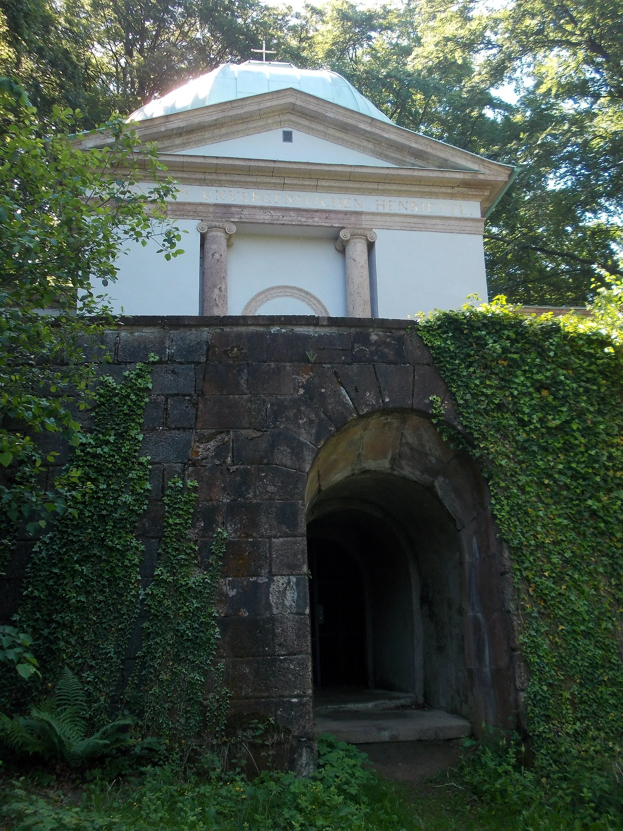 Photo showing: Mausoleum in Grünfeld Park (Waldenburg, Zwickau district, Saxony)