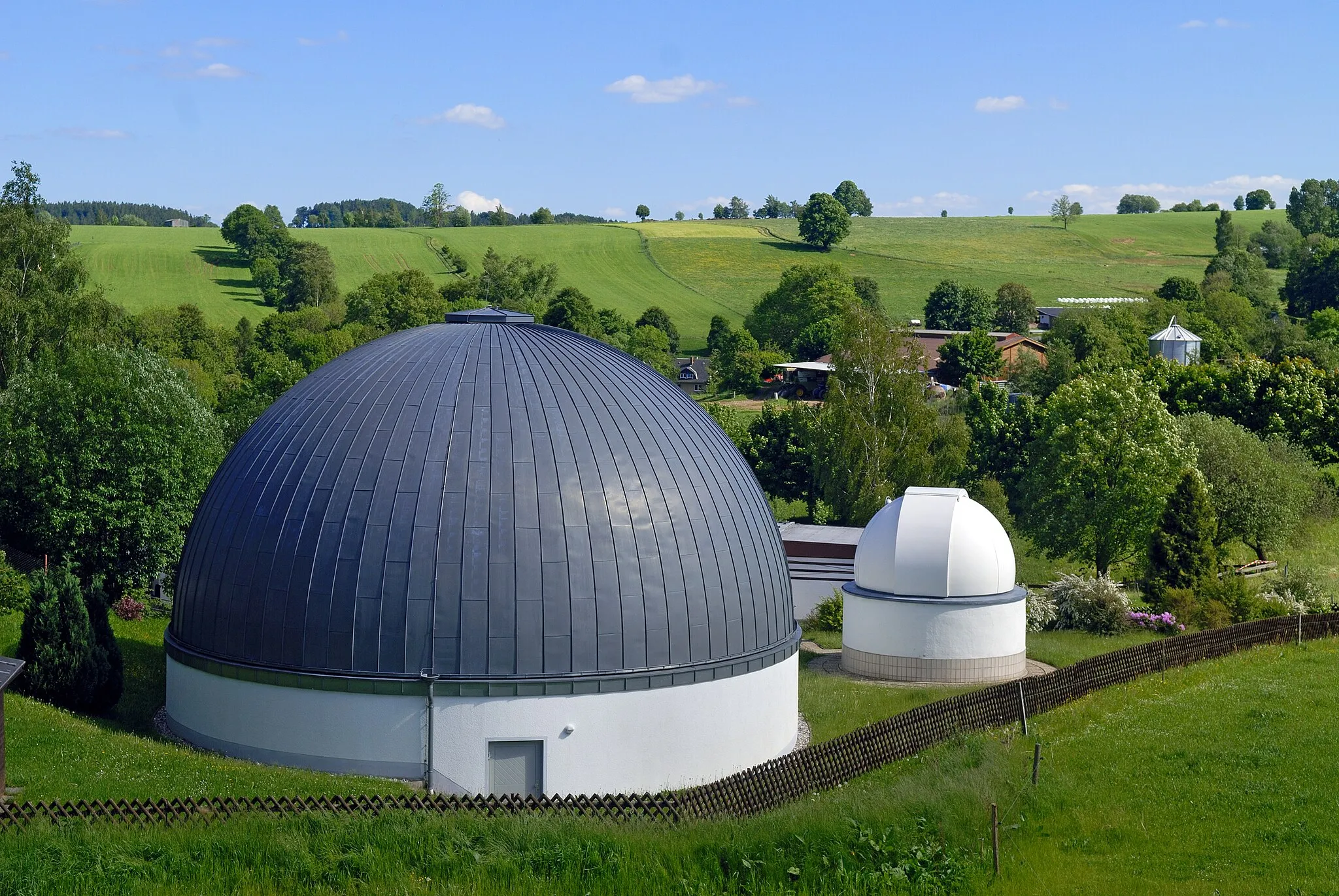 Photo showing: This image shows the observatory in Drebach, Saxony, Germany.