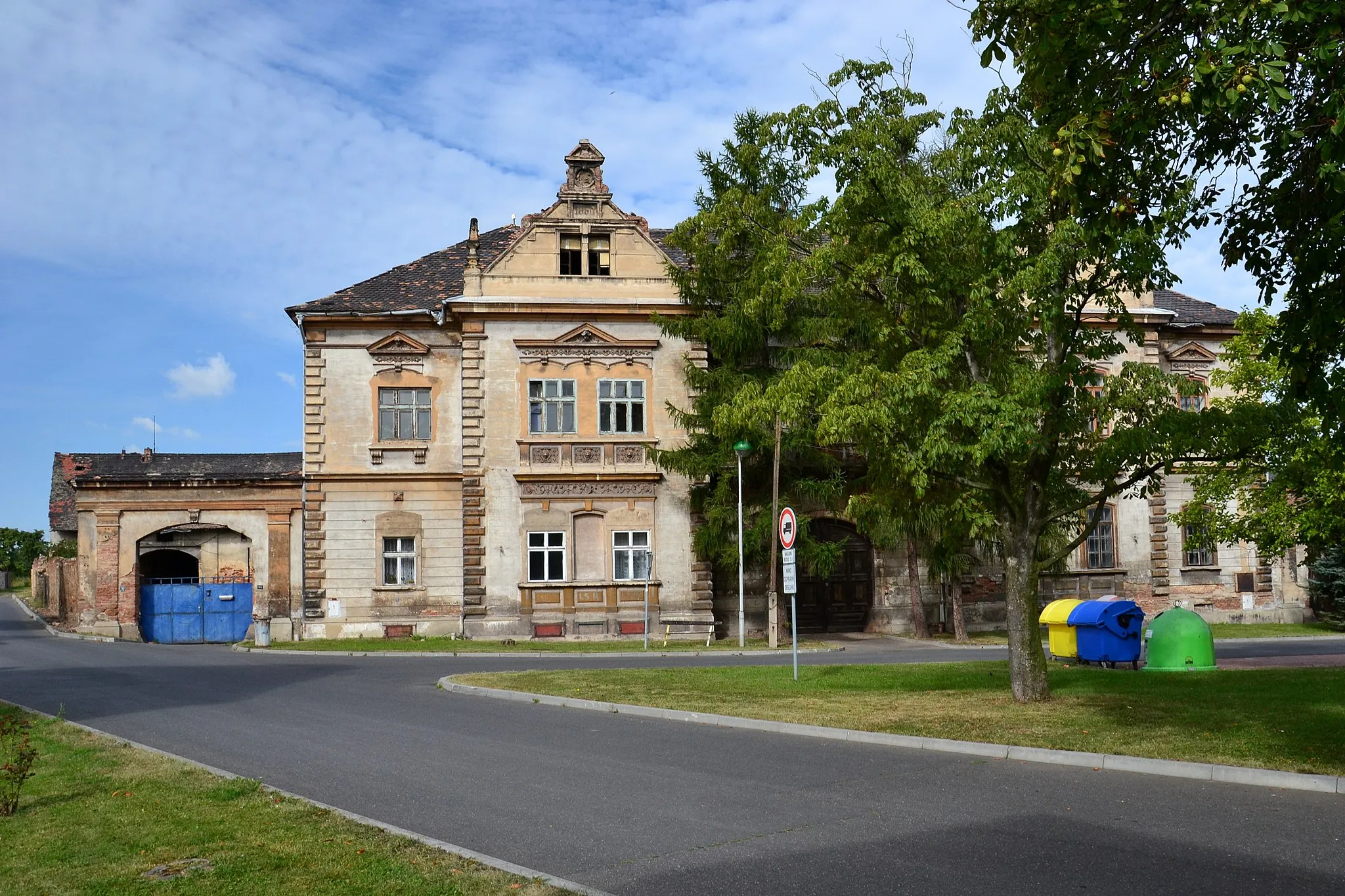 Photo showing: Vrskmaň - usedlost v jihozápadním rohu návsi zvaná Zámeček nebo Herrova vila