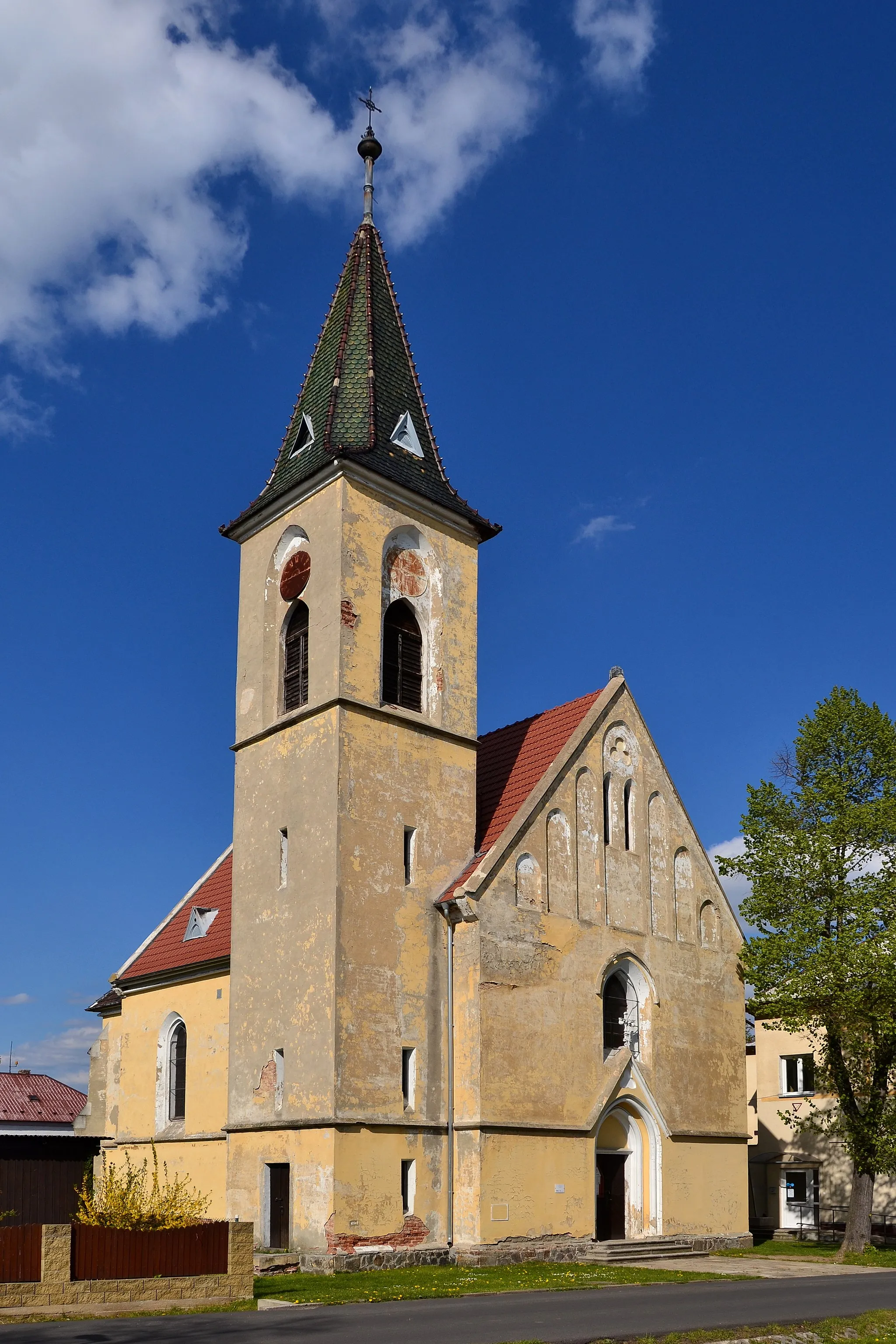 Photo showing: Kostel z jihozápadu