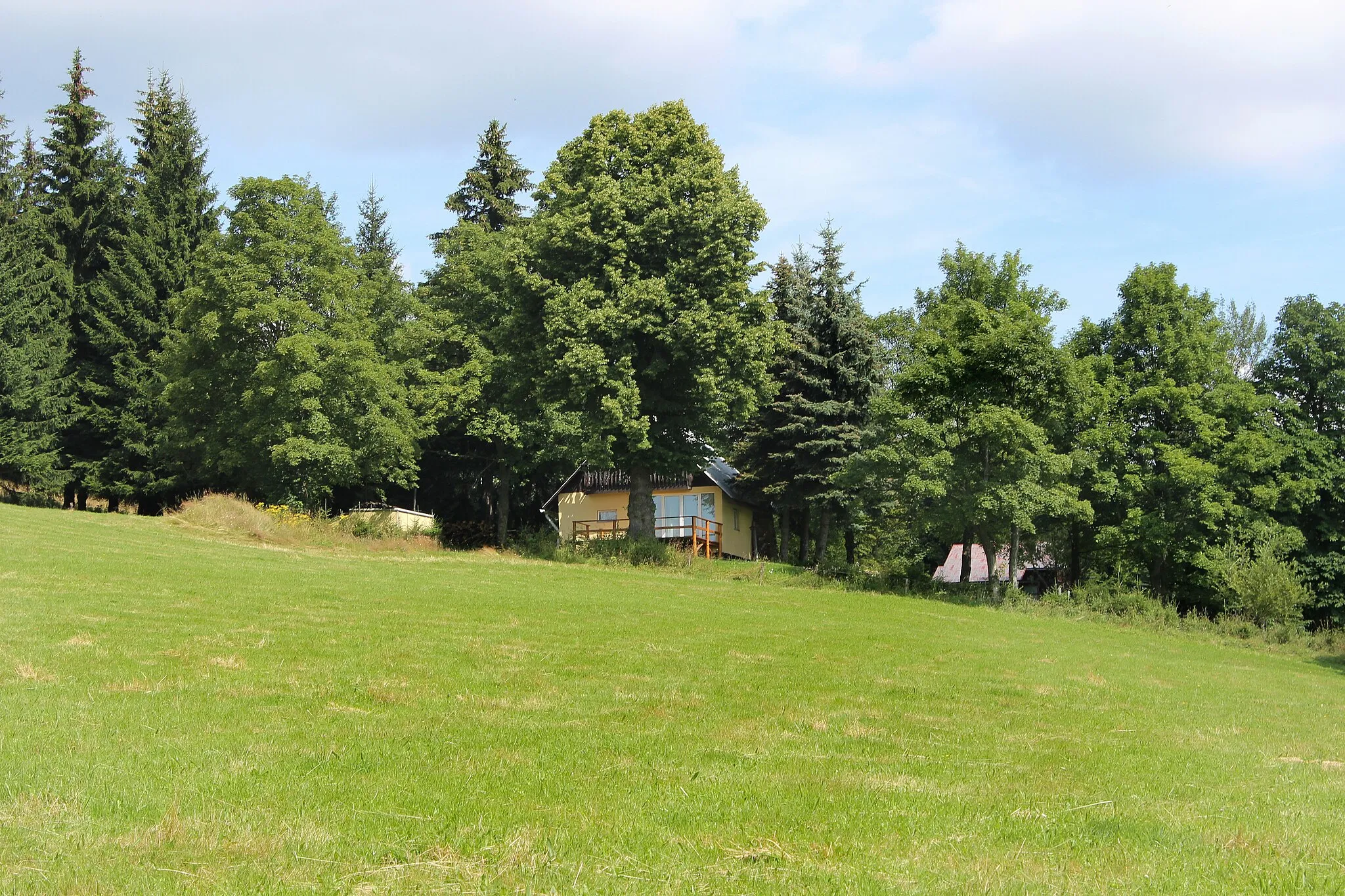 Photo showing: House No. 49 in Dolní Halže, part of Měděnec, Czech Republic.