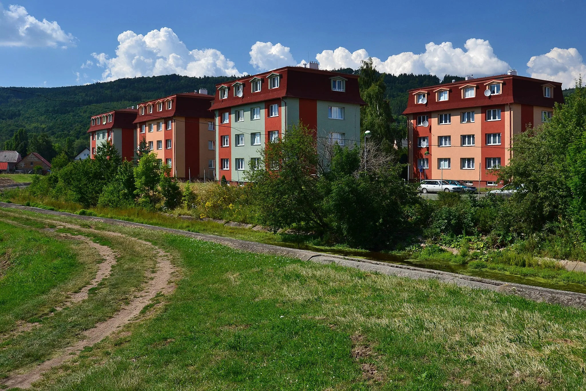 Photo showing: Zelená - bytové domy u Podkrušnohorského přivaděče