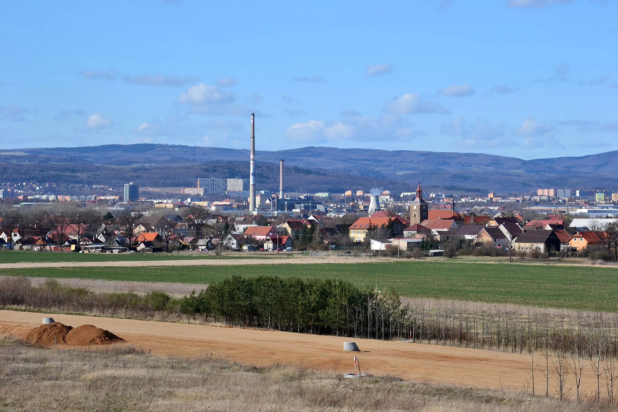 Photo showing: Droužkovice - celkový pohled od Březenského tunelu s rozestavěnou silnicí R7