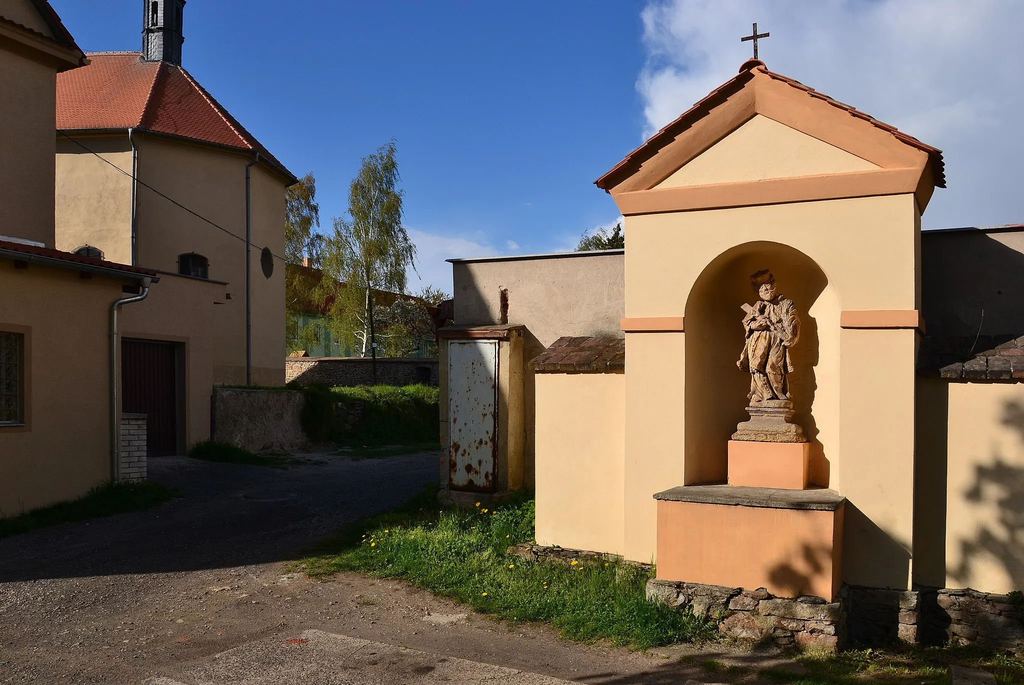 Photo showing: Droužkovice – výklenková kaple se sochou svatého Jana Nepomuckého