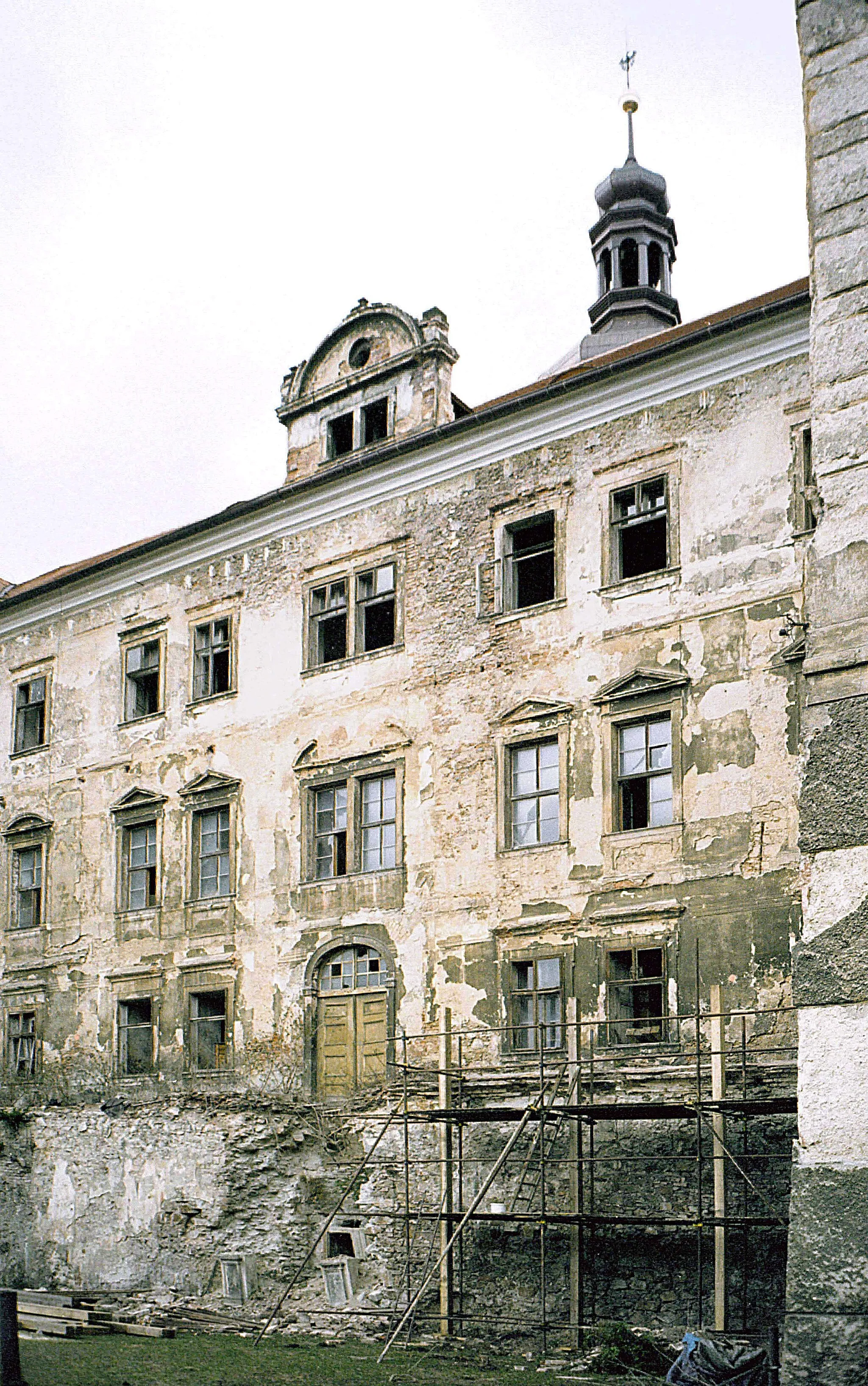 Photo showing: 18.04.2003  CZE 435 43  Horni Jiretín, Okres Most, Czech Republic: Státní zámek Jezerí (GMP: 50.554020,13.404960) {Schloß Eisenberg}. Die ursprüngliche gotische Burg "Eisenberk" wurde in den Jahren 1363 bis 1365 von den Herren von Ferbenz (Pány ze Rvenic) aus Ervenice (Seestadtl) errichtet, die damals den Adelstitel von See oder "de Lacu alias de Aysemberg" erhielten. Danach folgten verschiedene Besitzer, darunter ab 1450 auch der durch den sächsischen Prinzenraub bekannte Kunz von Kauffungen. 1690 bis 1696 erfolgte unter Ferdinand Wilhelm von Lobkowitz der Wiederaufbau des mehrfach abgebrannten Schlosses im barocken Stil in seiner jetzigen Form, das aber 1713 unter Ulrich von Lobkowitz erneut ausbrannte. Nach 1722 wurde das Schloß als Jagdschloß genutzt. Der Bau wurde auf der Grundlage von Plänen des böhmischen Barock-Baumeisters Giovanni Battista Alliprandi (1665-1720) geschaffen. 1948 wurde das Schloß und die Herrschaft Eisenberg enteignet. Umfangreiche Rekonstruktionen wurde in den Jahren 1988 bis 1991 durchgeführt. Südterrasse.                                                       [F20030418A]20030418650NR.JPG(c)Blobelt