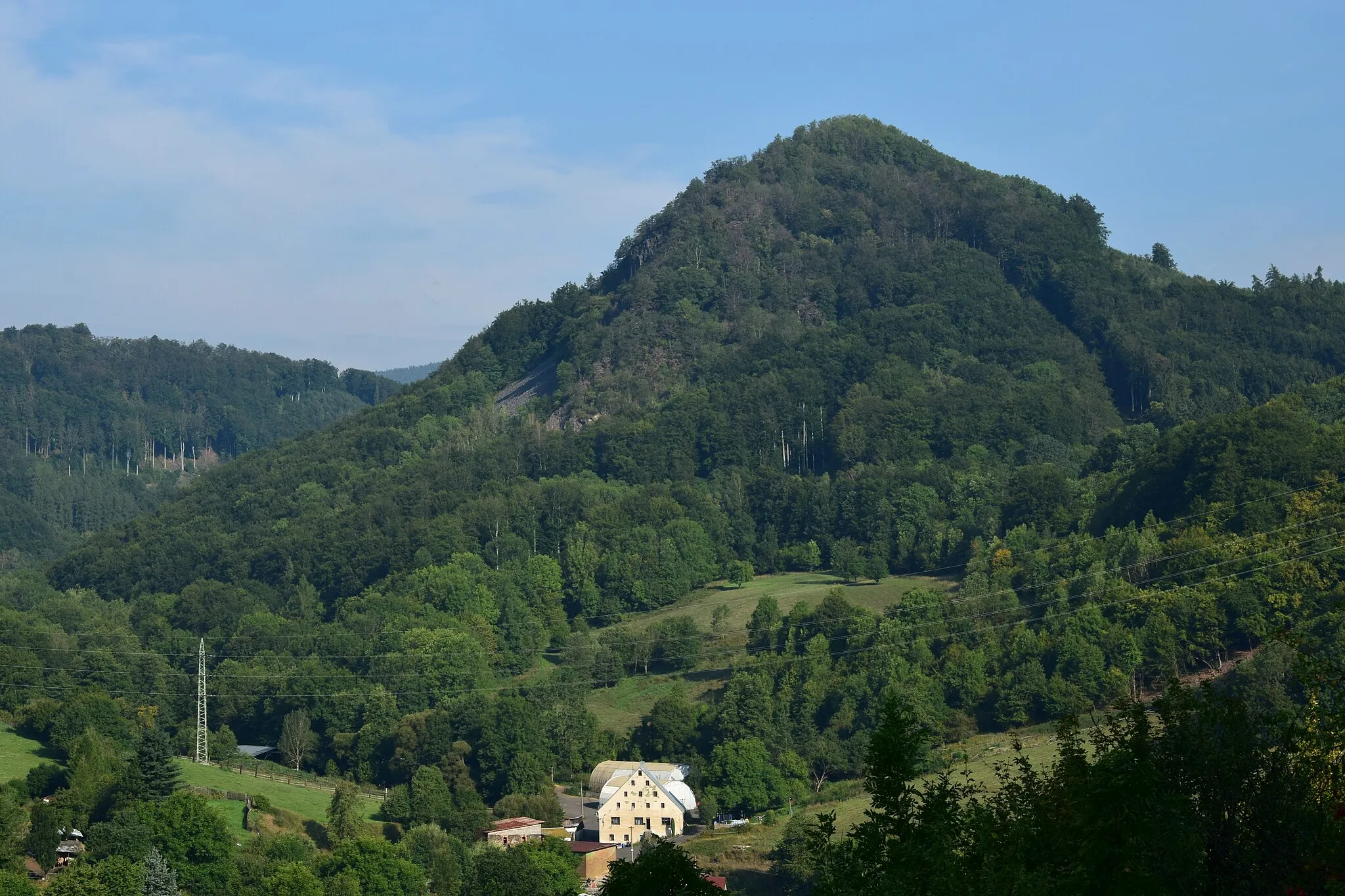 Photo showing: Stráž nad Ohří – vrch Nebesa se zříceninou hradu Himlštejn