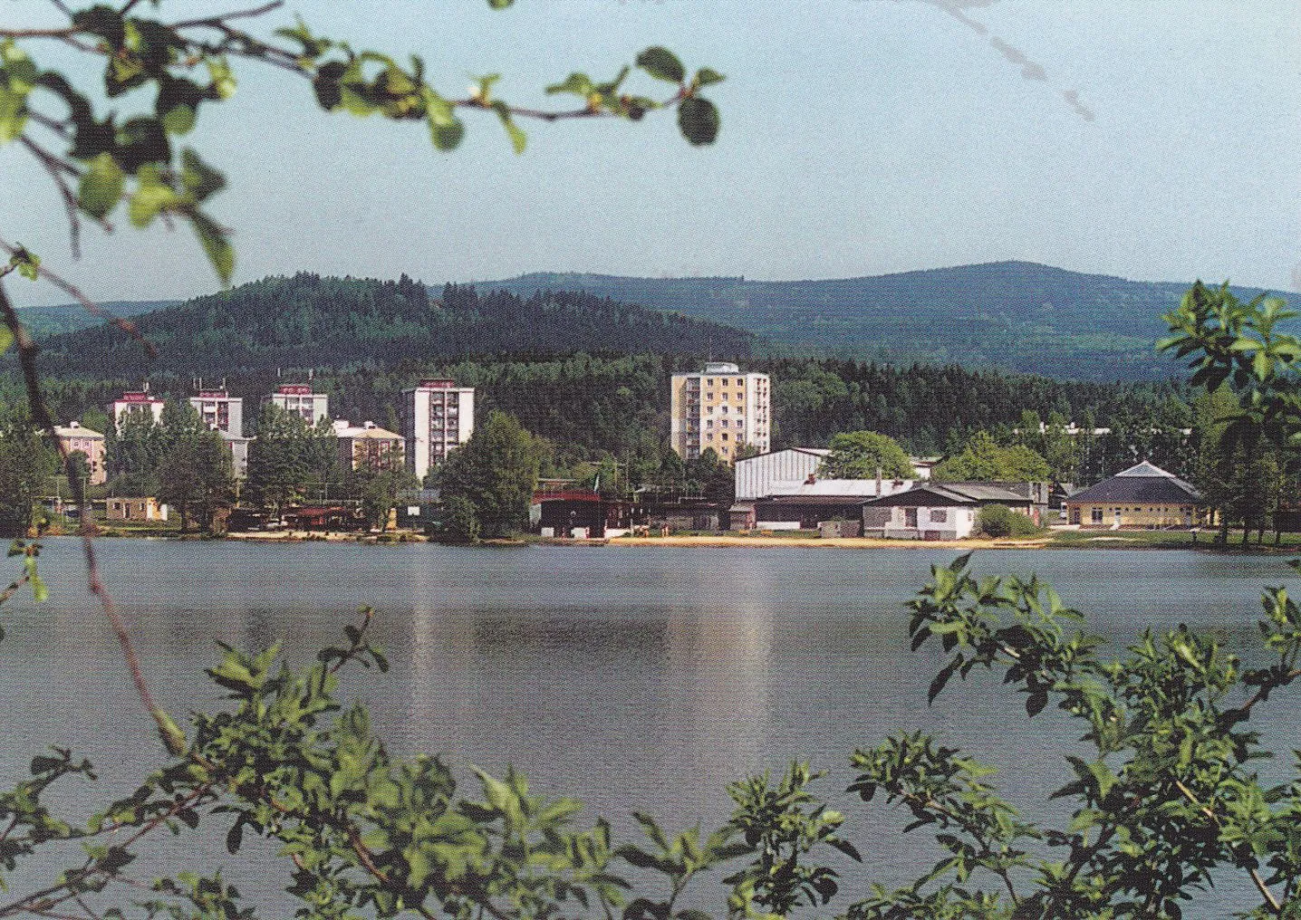 Photo showing: View of Nová Role over the pond