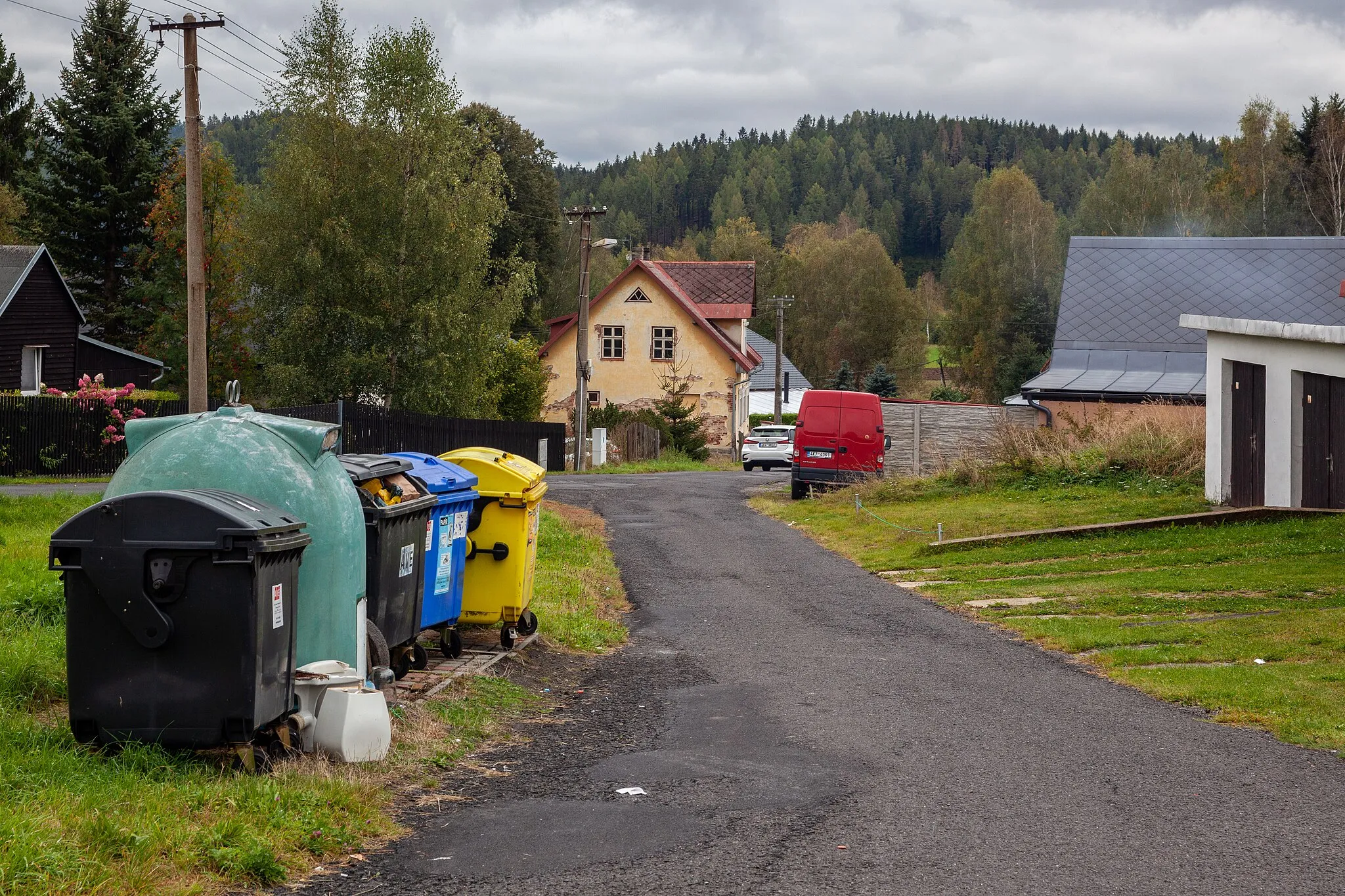 Photo showing: Road in village Bernov (Nejdek), Karlovy Vary District, Karlovy Vary Region, Czechia