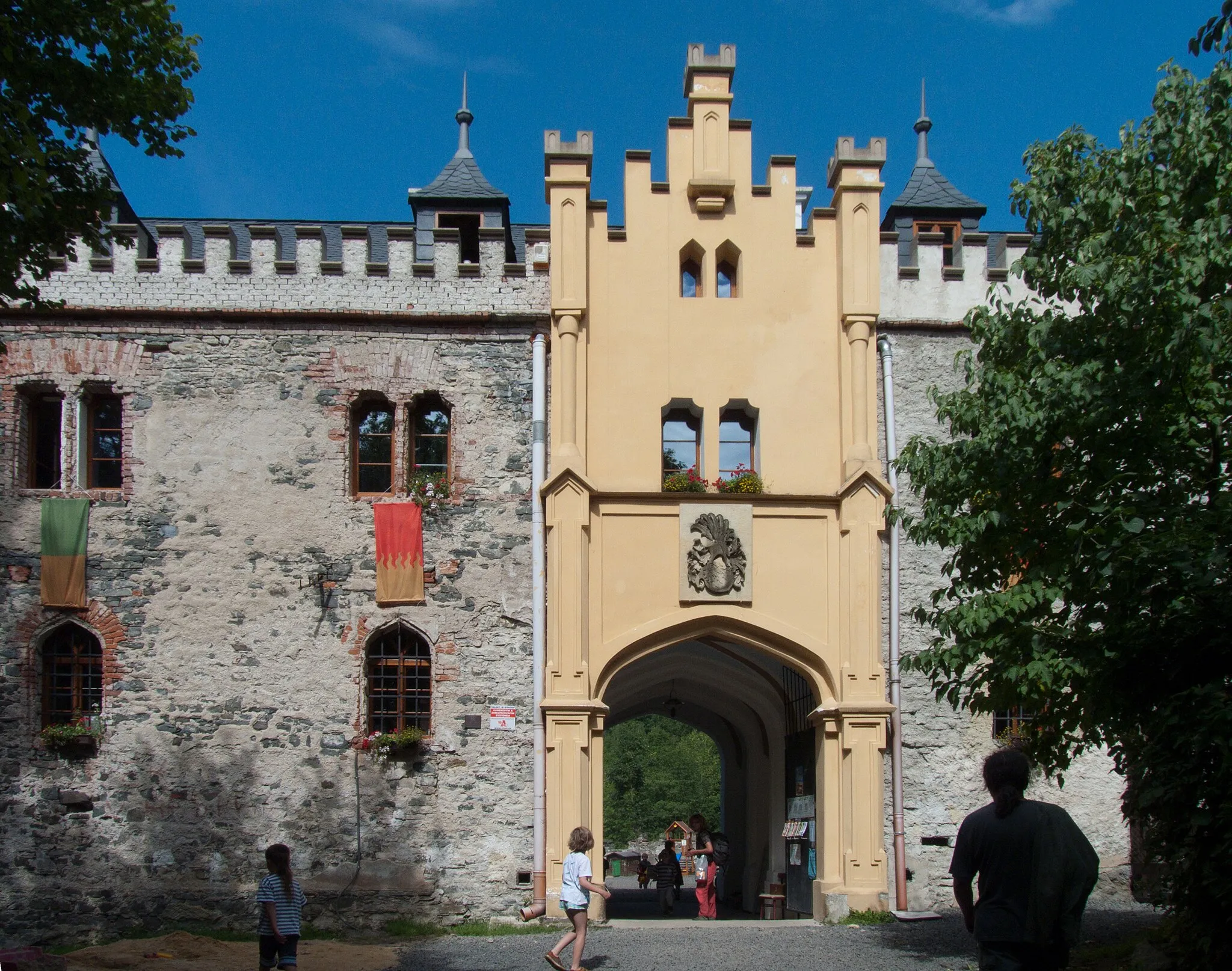 Photo showing: Gate - entrance to the castle of Hauenštejn, Karlovy Vary District, Czech Republic