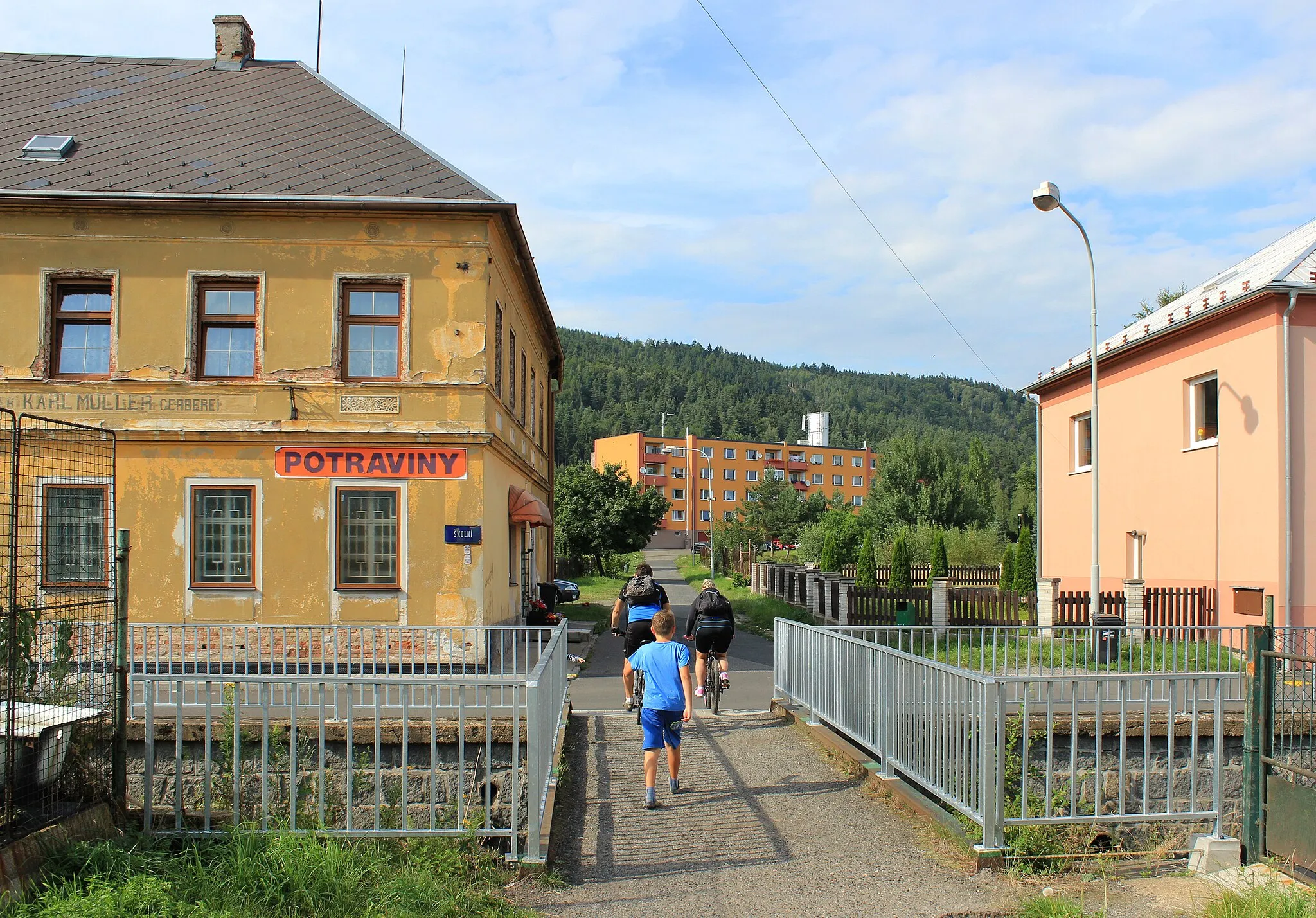 Photo showing: Small bridge over Bystřice river in Hroznětín, Czech Republic.