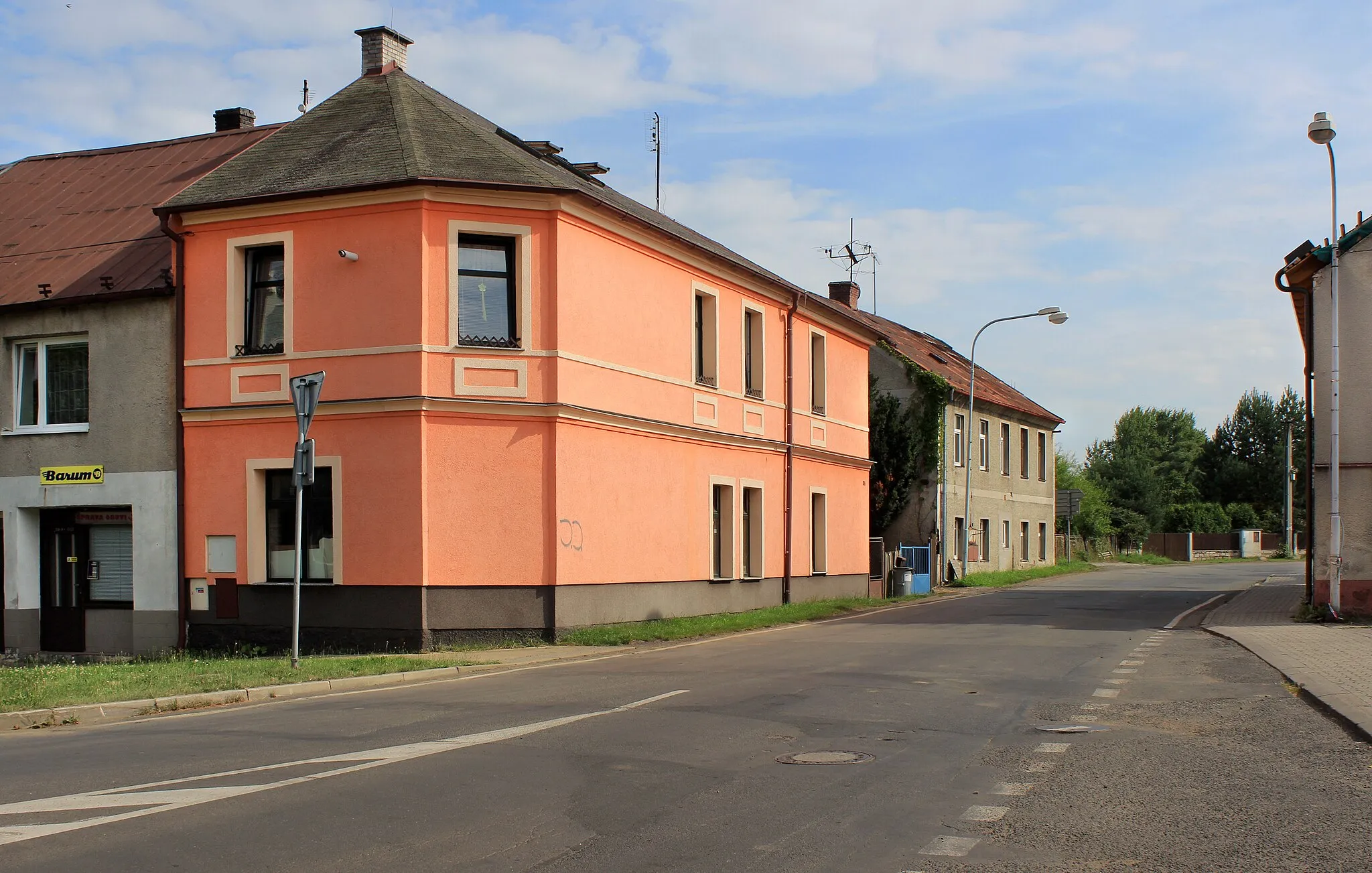 Photo showing: Karlovarská street in Hroznětín, Czech Republic.