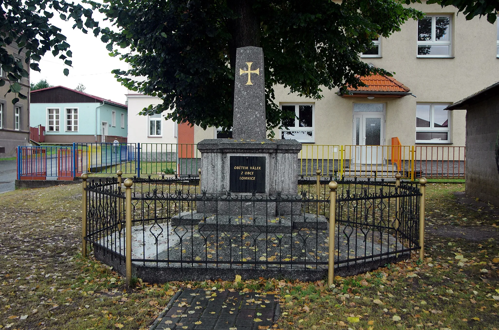 Photo showing: Lomnice, obec v okrese Sokolov, pomník obětem válek