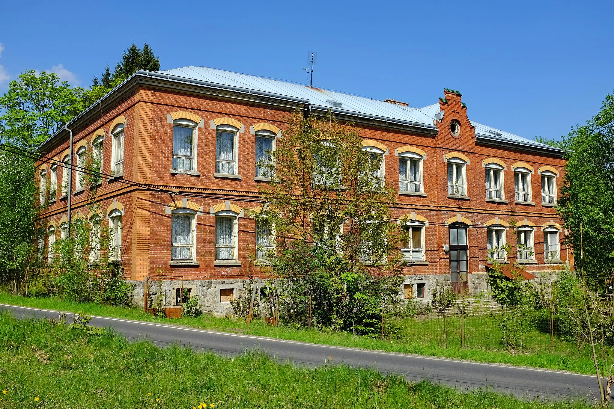 Photo showing: Bublava, bývalá základní škola, Krušné hory, okres Sokolov