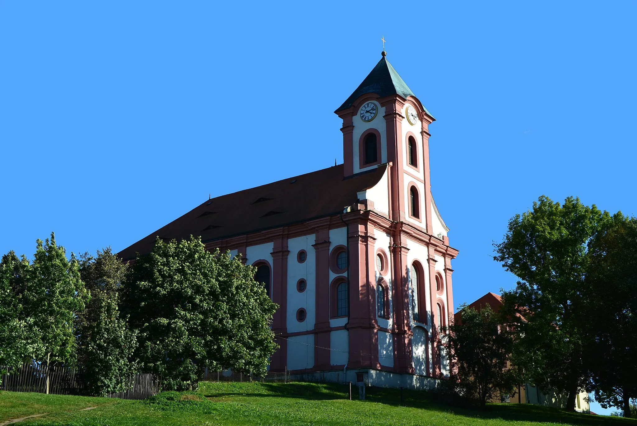 Photo showing: Pohled na kostel sv. Vavřince ze severozápadní strany.
