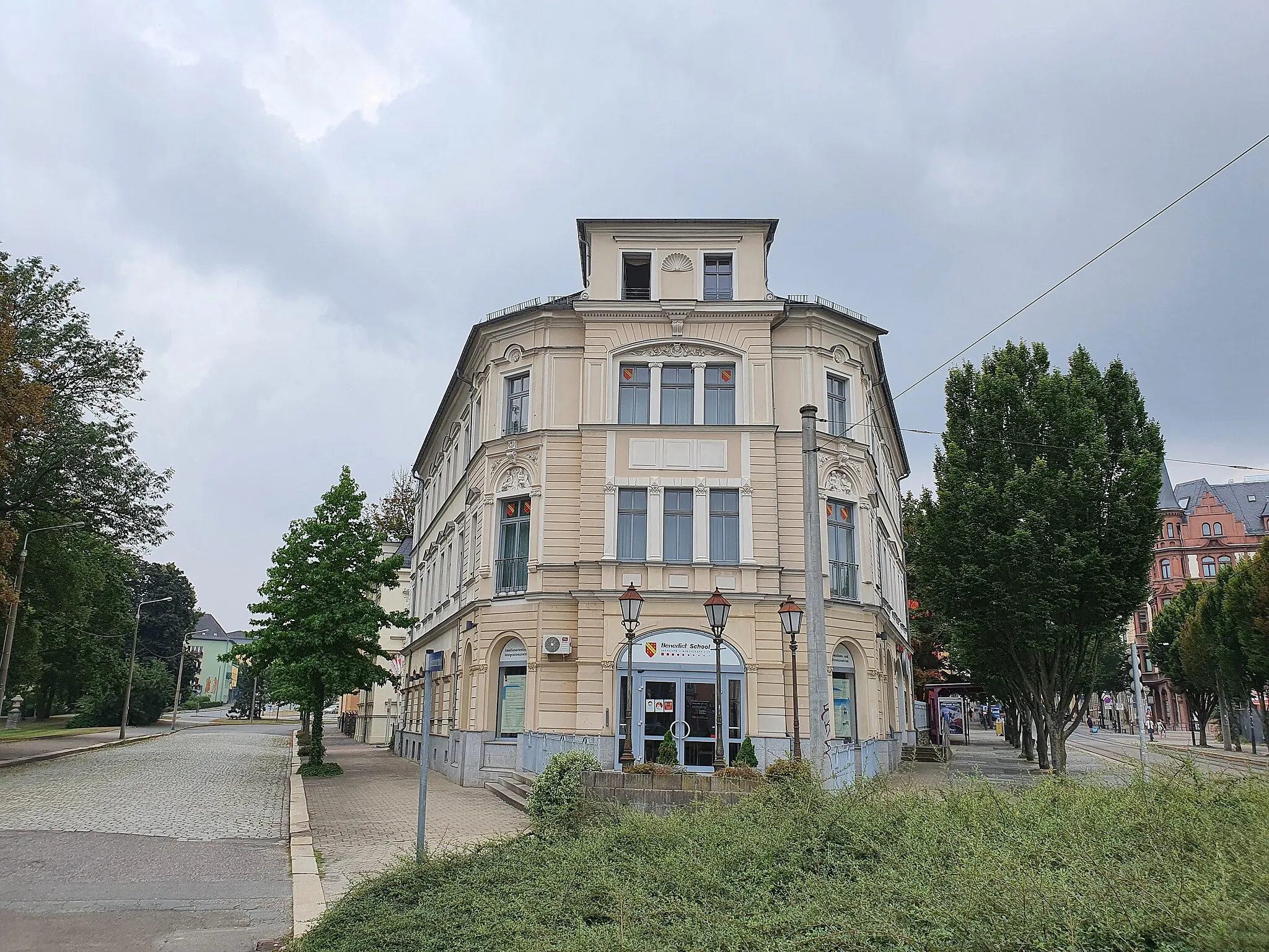 Photo showing: Wohn- und Geschäftshaus in Ecklage in offener Bebauung, ursprünglich Cafe und Konditorei Weiser, später Gaststätte »Parkcafe« Alte Reichenbacher Straße 2