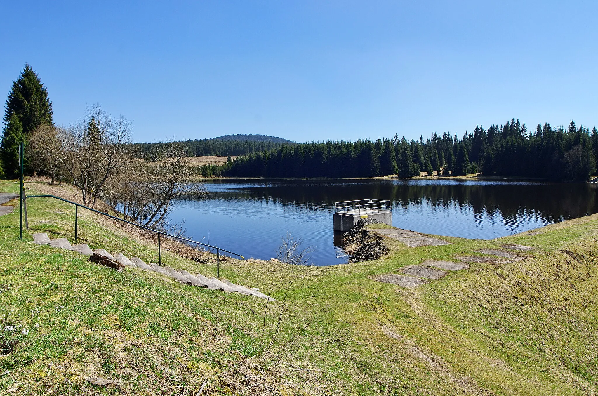 Photo showing: Vodní nádrž Myslivny na říčce Černá, v pozadí Tetřeví hora, Krušné hory, okres Karlovy Vary