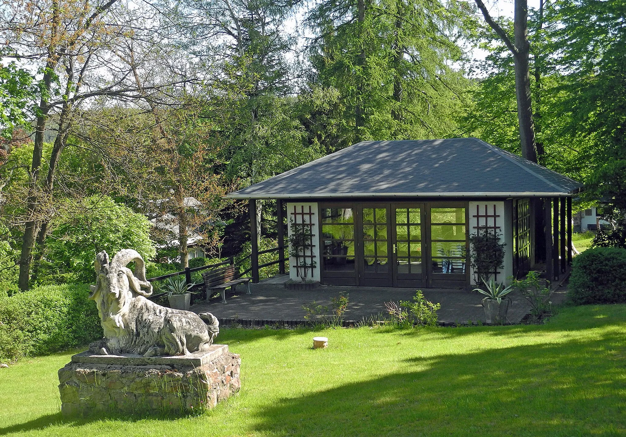 Photo showing: Pavillon und Skulptur im Kurpark Bärenfels, Böhmische Straße