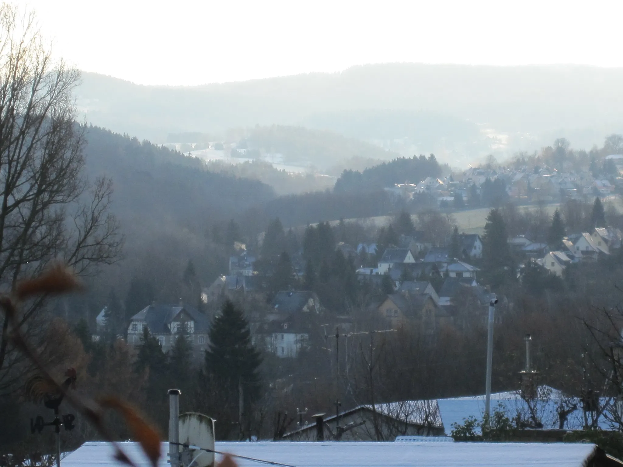 Photo showing: Rodewisch: Bahnhof und Ausblicke vom Bahnhof in die Umgebung bis ins Erzgebirge.