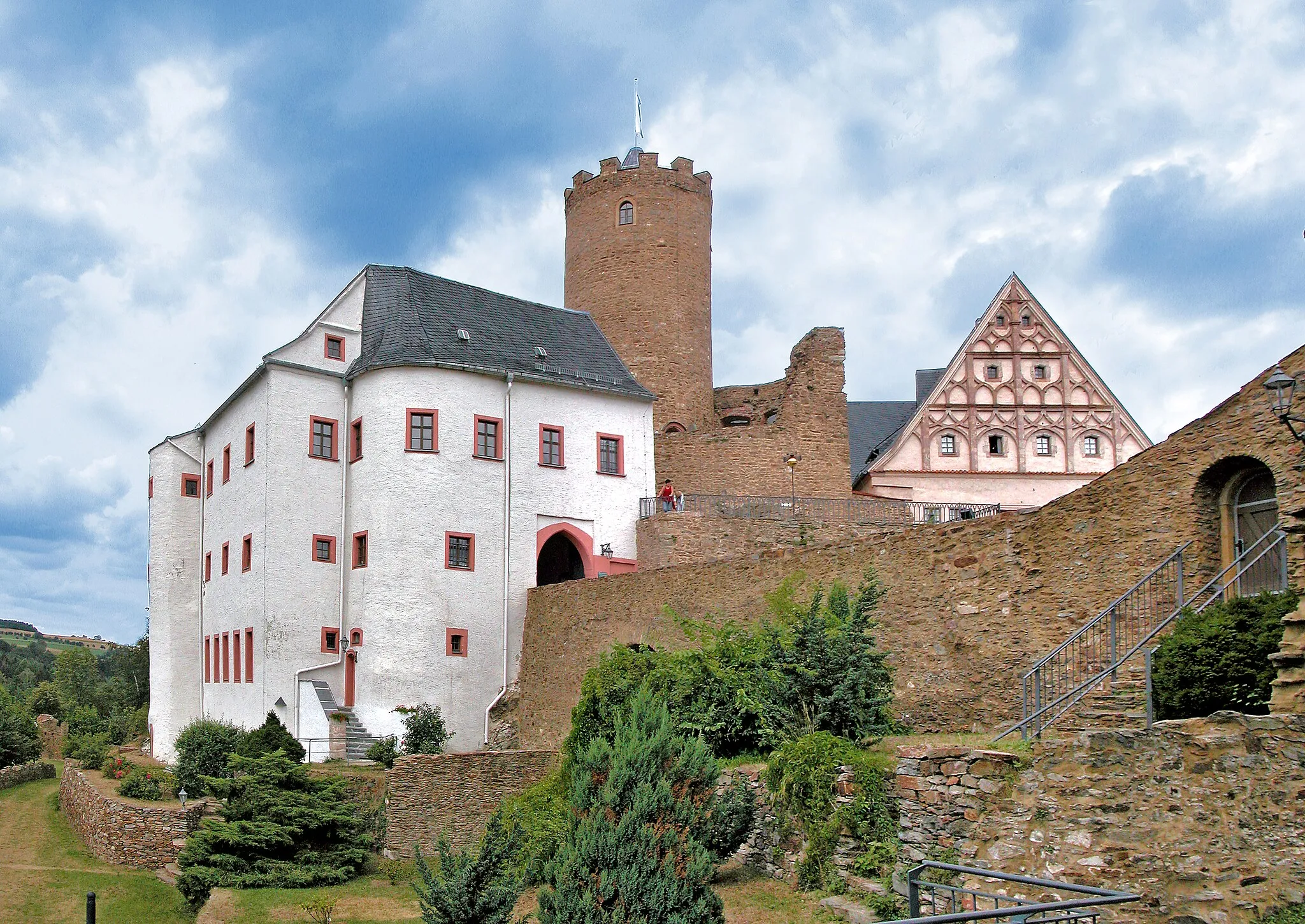 Photo showing: 03.08.2006  09430  Scharfenstein (Drebach), Schloßberg 1 (GMP: 50.704770,13.055352):  Burg, Ersterwähnung 1349/50. Wiederaufbau von 1921/22 nach Brand. Sicht von Südwesten.                                                                                                                                                                                   [DSCN10873-10874.TIF]20060803340MDR.JPG(c)Blobelt