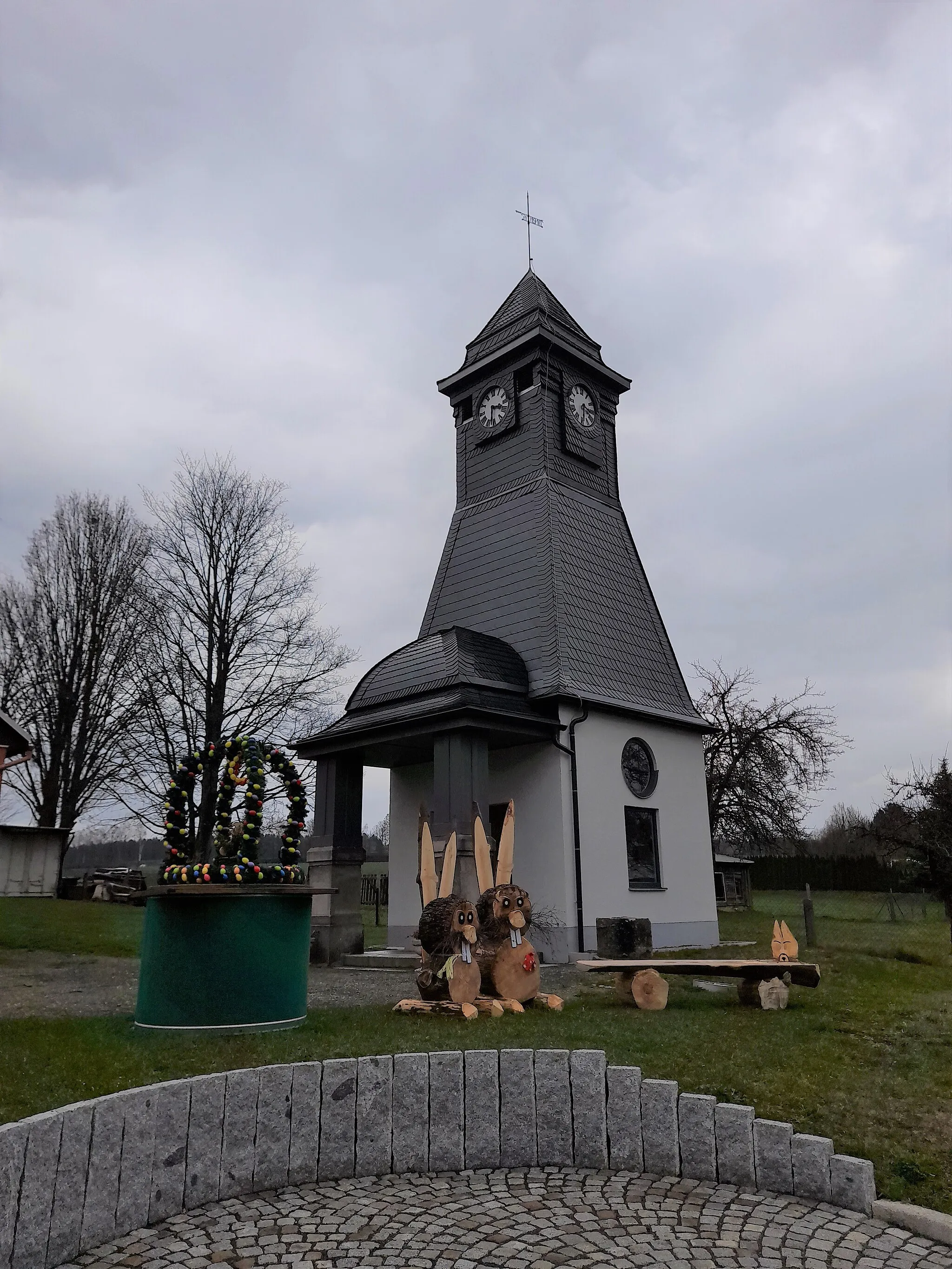 Photo showing: Osterbrunnen Rebesgrün mit Uhrenturm