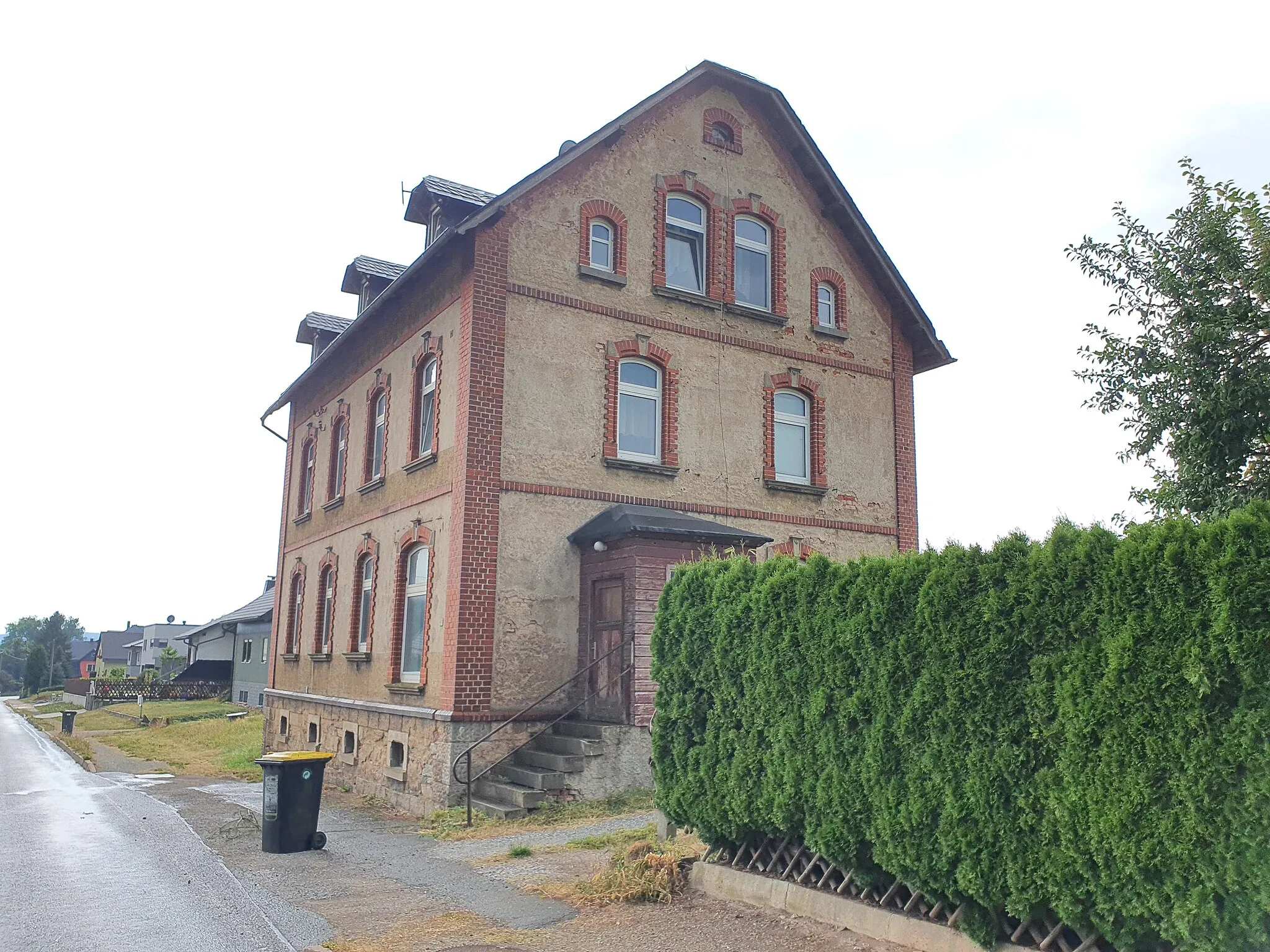 Photo showing: Mietshaus in offener Bebauung Hauptstraße 57