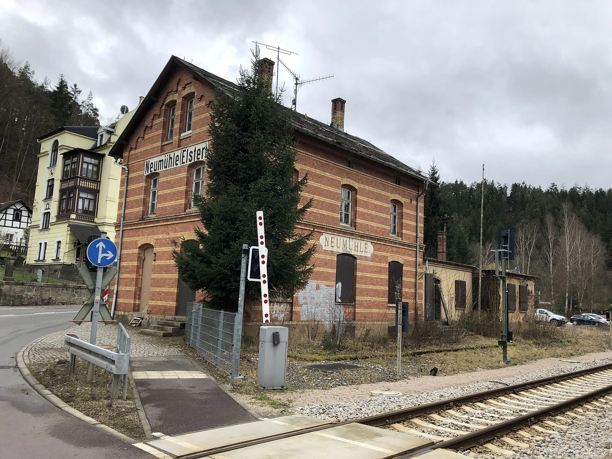 Photo showing: Empfangsgebäude Bahnhof Neumühle (Elster) (2020)