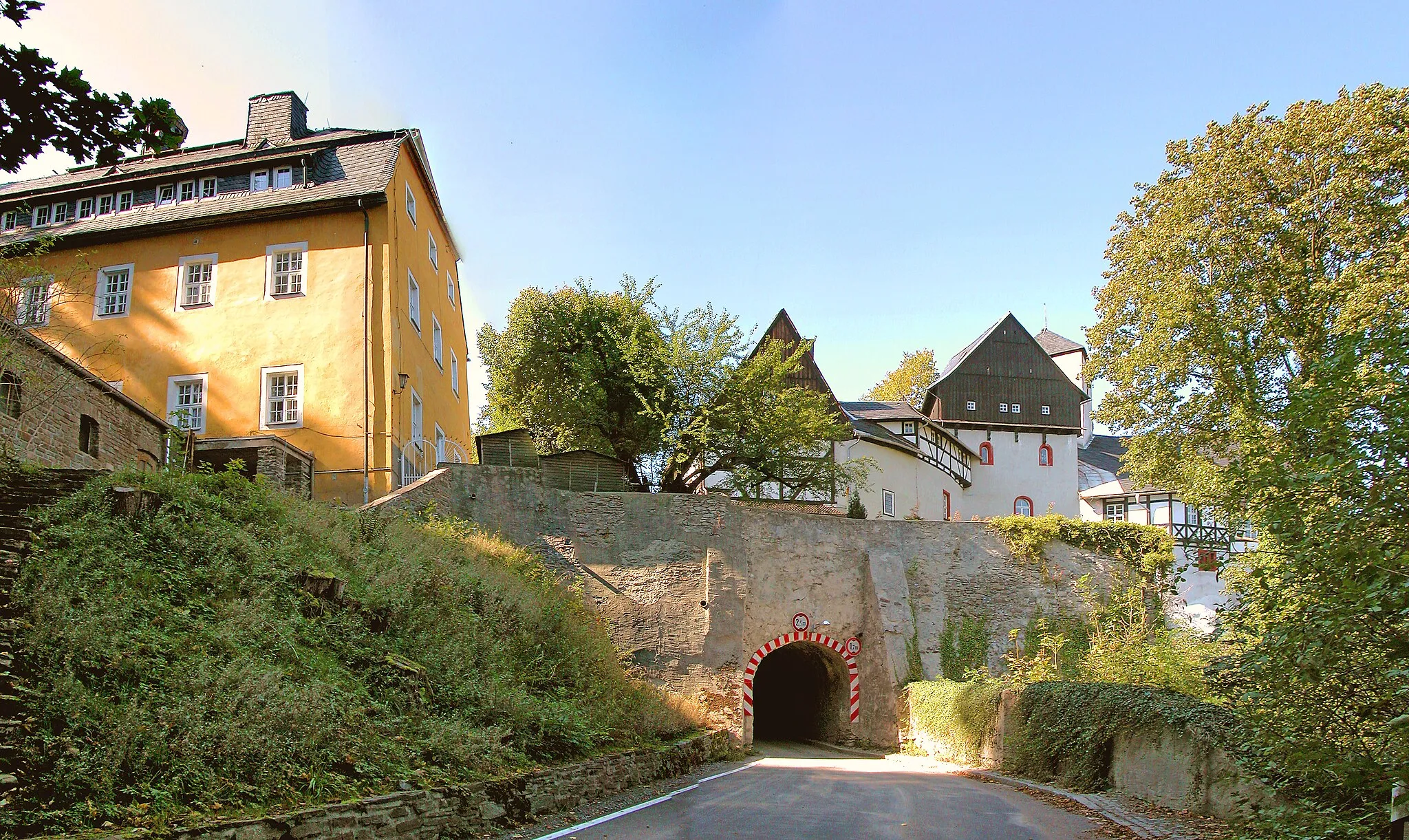 Photo showing: 24.09.2006 09514 Rauenstein (Pockau-Lengefeld), Rauenstein 4 (GMP: 50.728442,13.201055): Schloß Rauenstein. Mittelalterliche Burg (13./14. Jh.), um 1630 Umbauten und Erweiterungen. In der DDR Kindererholungsheim. 1999 von Carl-Wilhelm von Herder reprivatisiert. Die Straße untertunnelt das Schloß in der Kellereben. Sicht von Osten. Nicht öffentlich zugänglich.                                                                                                                                                                                                            [DSCN11694-11696.TIF]20060924255MDR.JPG(c)Blobelt