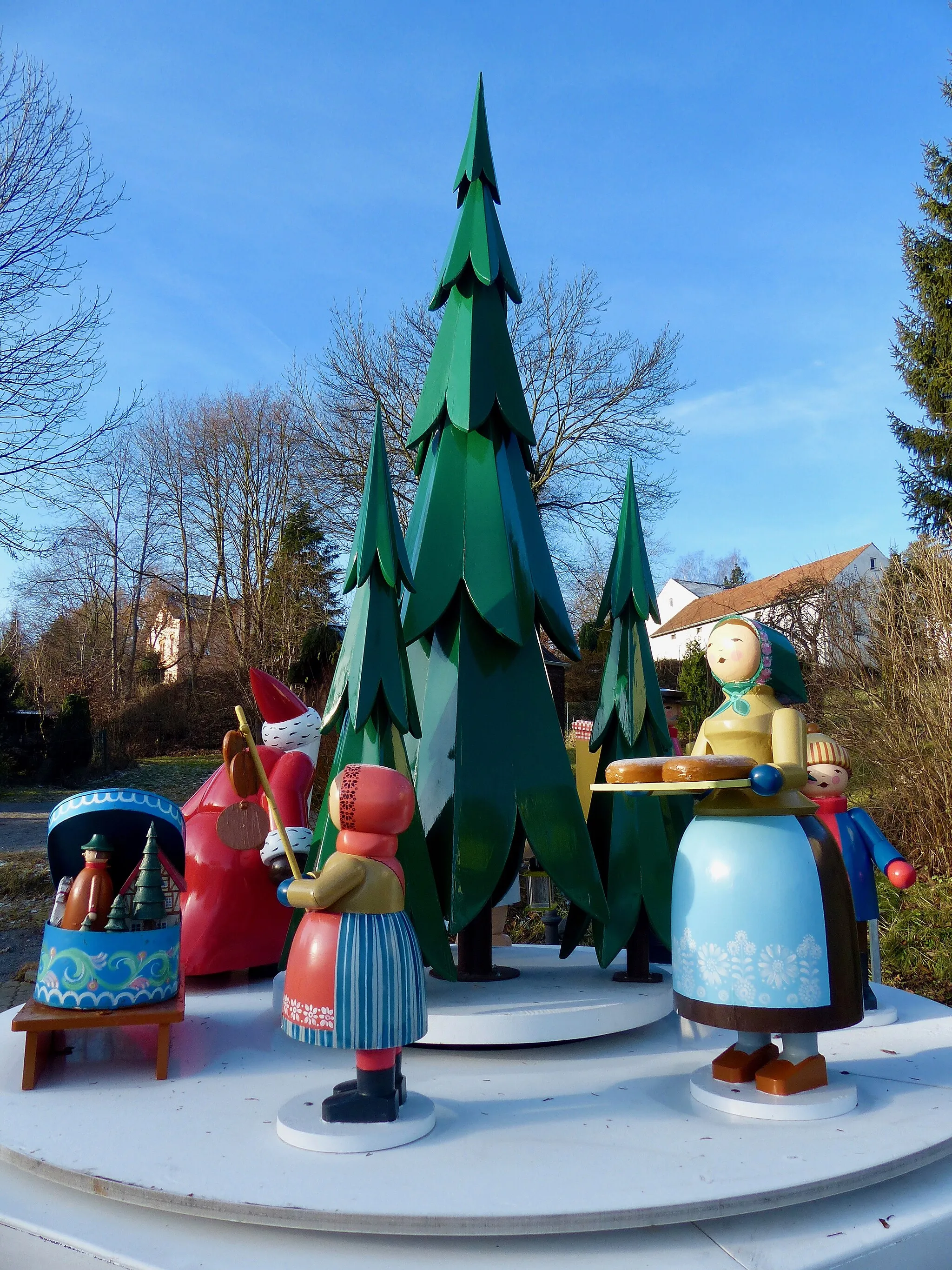 Photo showing: Übergroße Spieldose mit Wendt & Kühn-Figuren im Ortszentrum von Grünhainichen