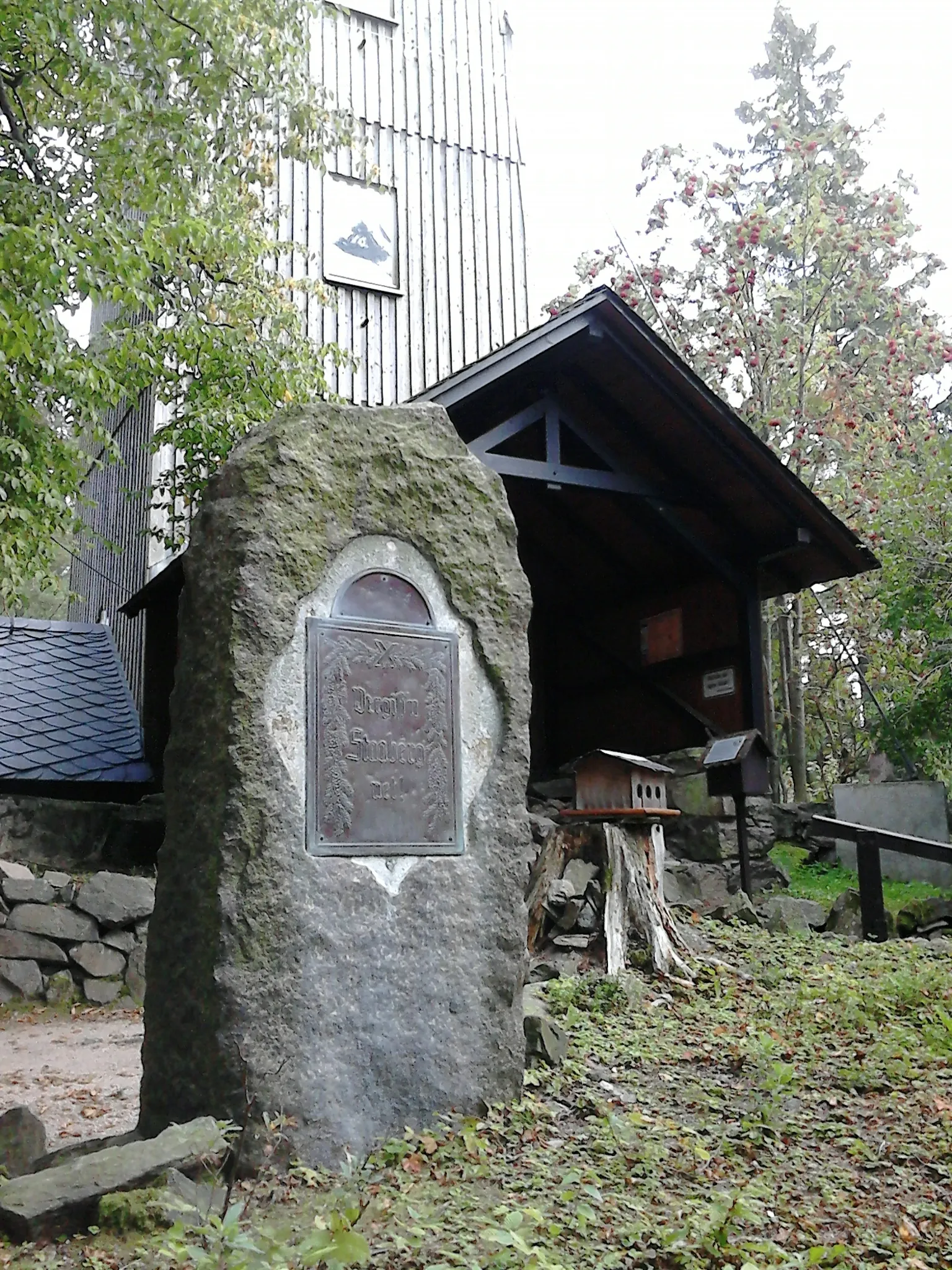 Photo showing: Stein mit Tafel auf dem Steinberg bei Rothenkirchen / Wernesgrün. Gemeinde Steinberg, Sachsen, Deutschland.