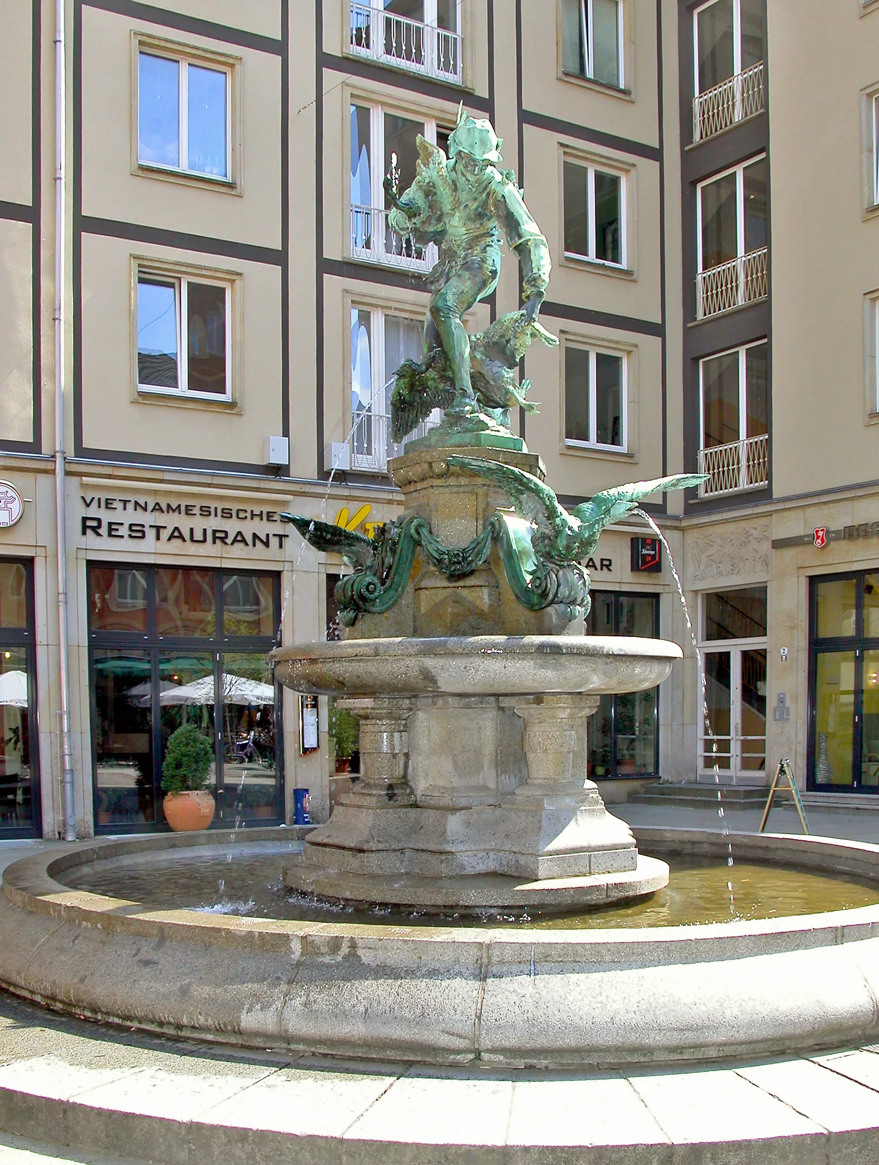 Photo showing: 24.04.2008  01067  Dresden-Altstadt: Weiße Gasse: Gänsediebbrunnen (GMP: 51.049062,13.740409). Der Gänsediebbrunnen wurde 1961 hier aufgestellt, nachdem er vorher auf dem Ferdinandplatz stand. Die Brunnefigur schuf Robert Diez, der bereits 1879 auf der Internationalen Kunstausstellung in München dafür eine Goldmedaille erhielt. Die Hermann-Stiftung hat den Gänsedieb der Stadt geschenkt. Ausgeführt wurde Brunnen aus Granit vom Architekten Weidner, den Bronzeguß fertigte damals die Firma C. A. Bierling. An seinem ursprünglichen Standort umgab den Brunnen ein schönes schmiedeeisernes Gitter von Kühnscherf & Söhne. [Quelle: Frank Wache: Von Brunnen zu Brunnen. Dresdner Wanderhefte. Edition Löwe & Reiz 2004]                                                                                                    [DSCN32305.TIF]20080424115DR.JPG(c)Blobelt