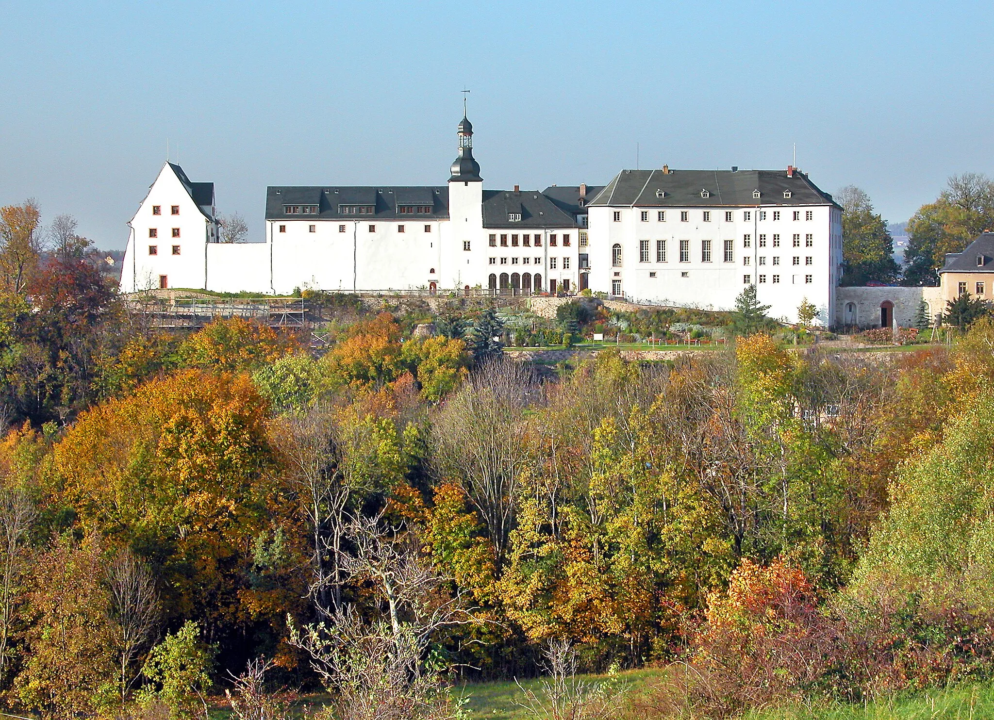 Photo showing: 16.10.2007   08134  Wildenfels, Schloßstr. 2 (GMP: 50.664479,12.603960):  Schloß, im Kern 12. Jh., im 16. und 18. Jh. starkt verändert. Sicht von Süden.            [DSCN30810.TIF]20071016705DR.JPG(c)Blobelt