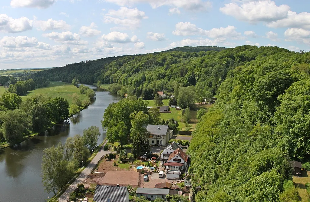 Photo showing: This image shows the Mulde river and the Rochlitzer Berg (348 metres) seen from Rochlitz Palace.