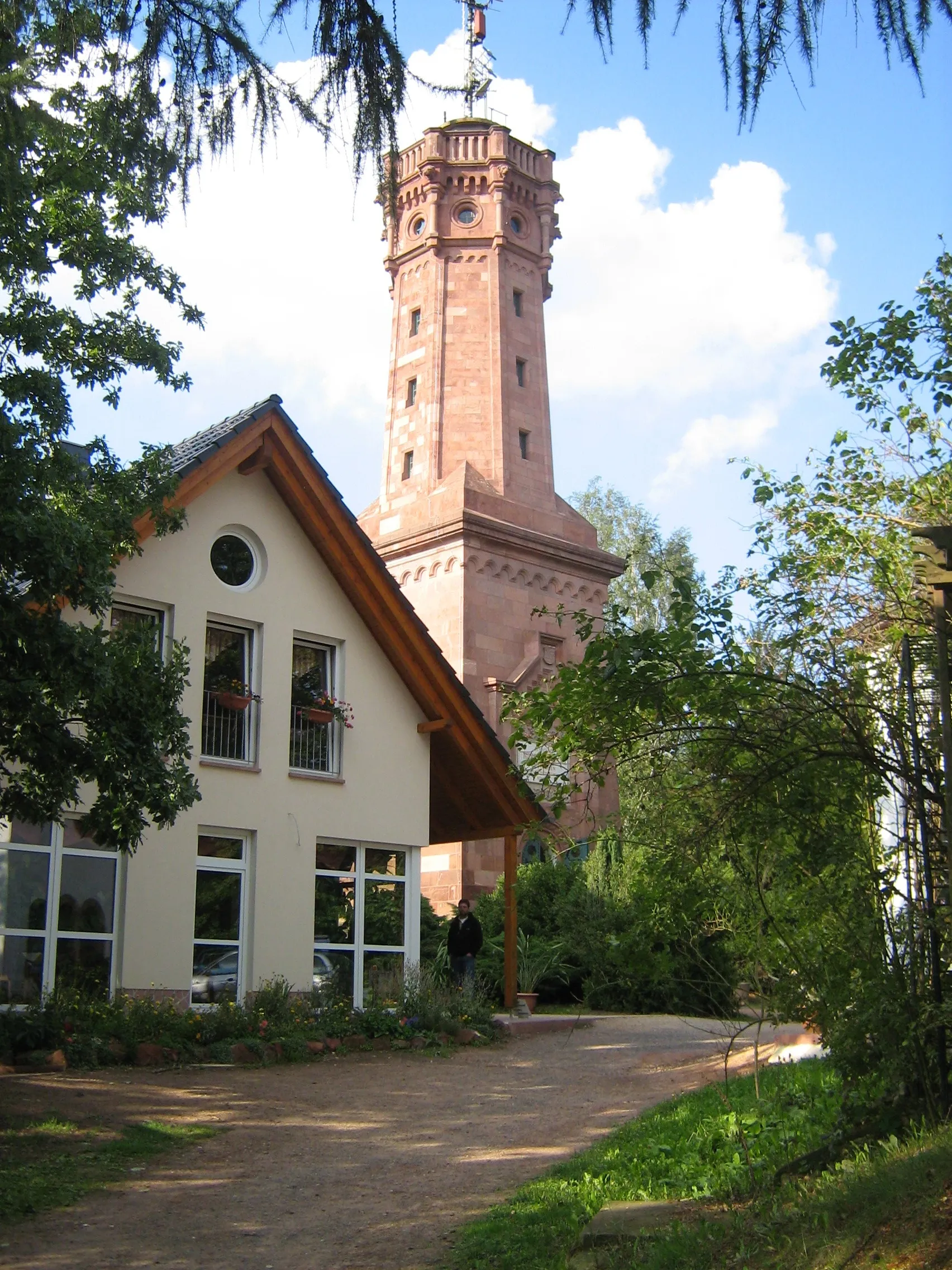 Photo showing: The Tower Friedrich August Turm and the Restaurant Türmerhaus on mountain of Rochlitz, Der Friedrich-August-Turm und das Türmerhaus am de:Rochlitzer Berg