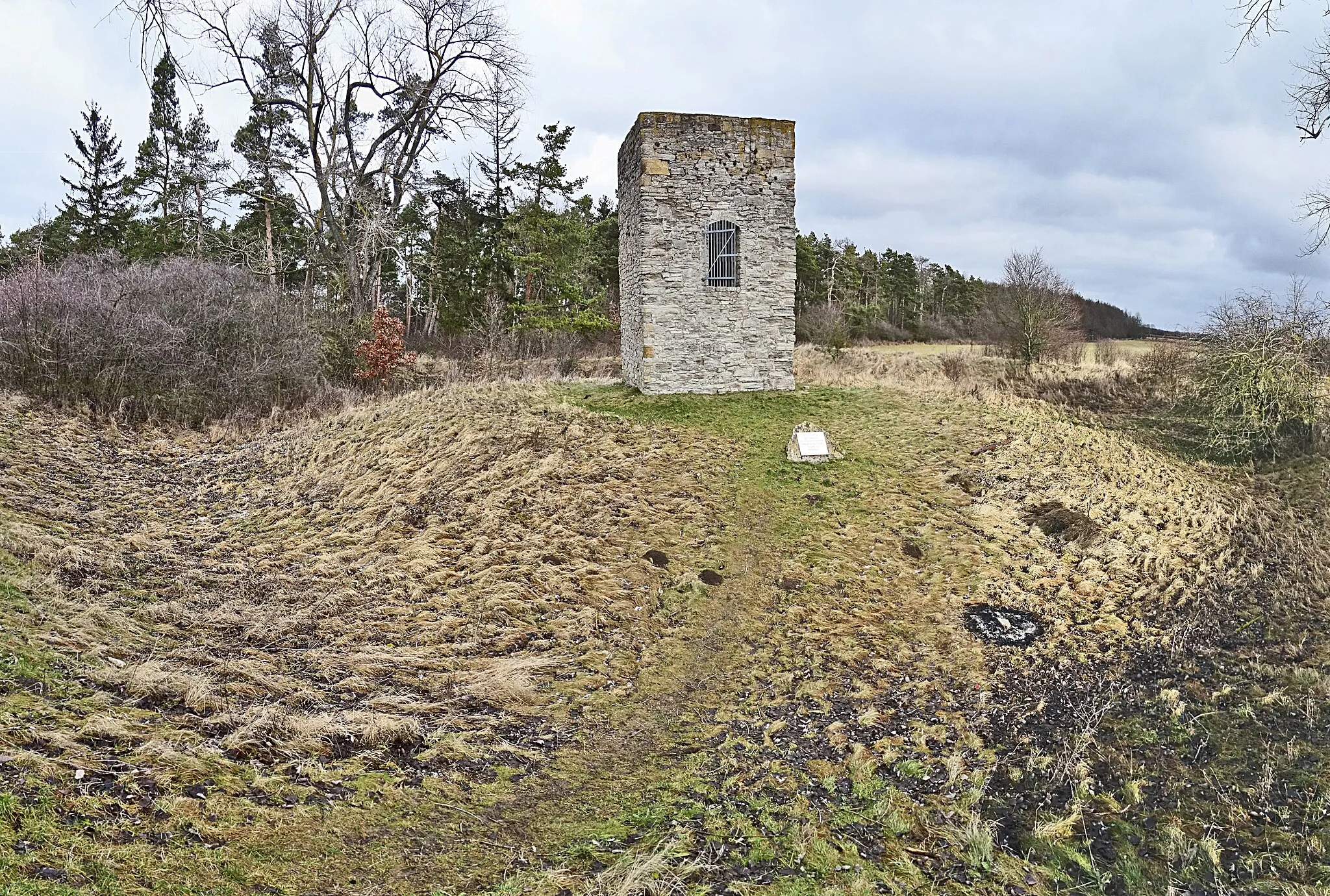 Photo showing: Bienstädter Warte, Turm und Wehrgraben