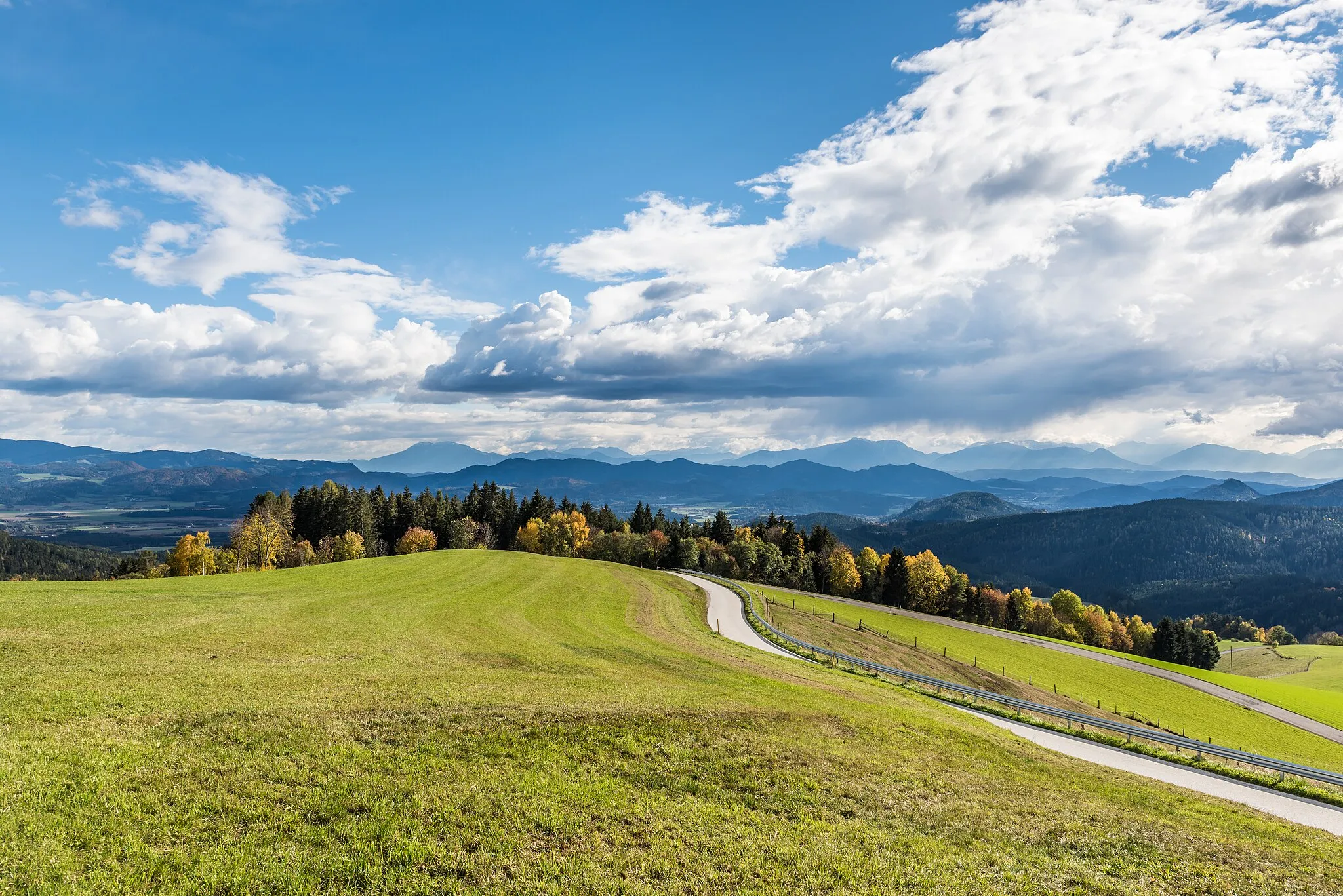 Photo showing: View of the southeastern part of Carinthia from Gunzenberg, municipality Mölbling, district St. Veit, Carinthia, Austria, EU