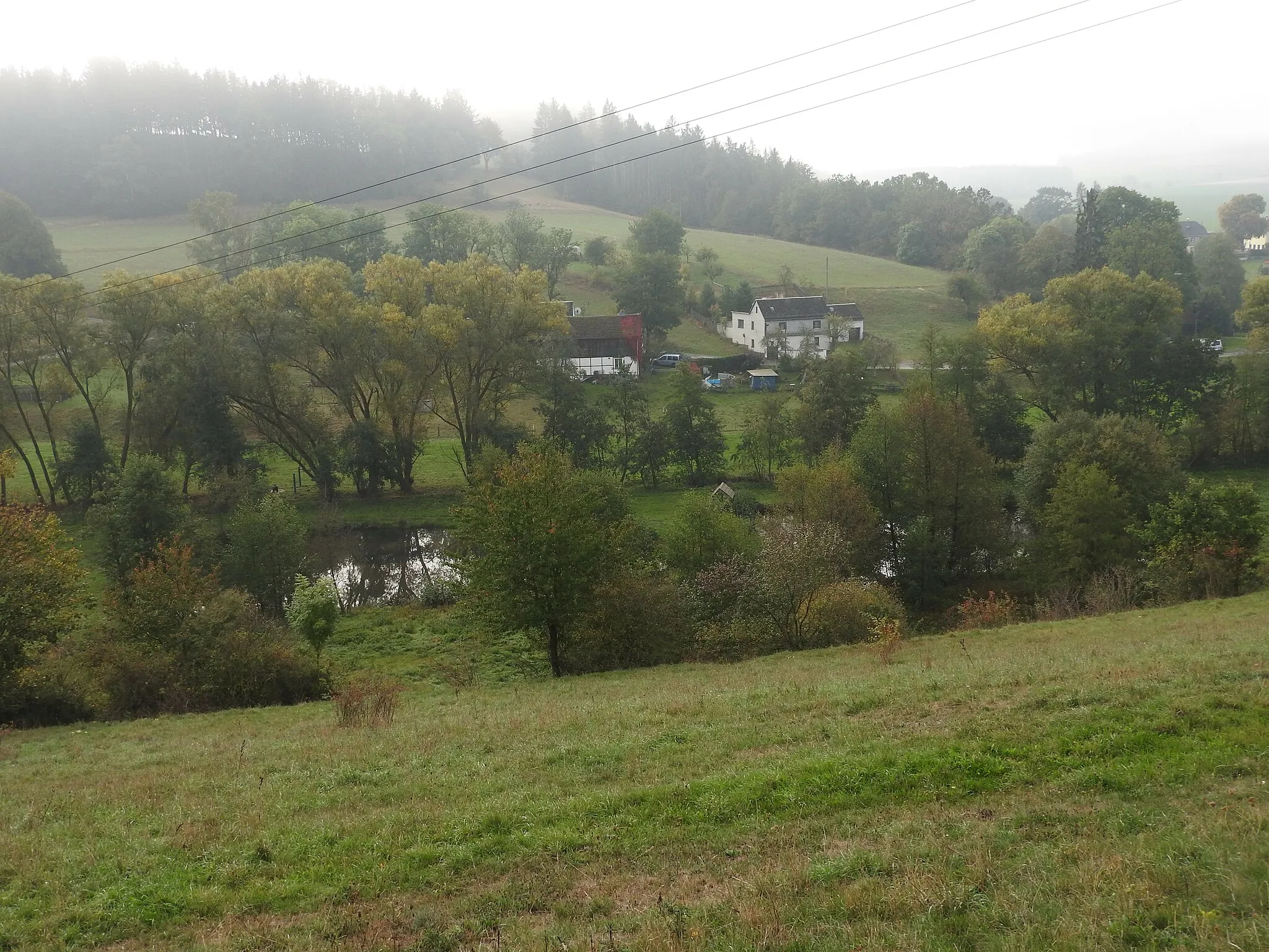 Photo showing: Blick von Nordosten auf Weckersdorf in Thüringen