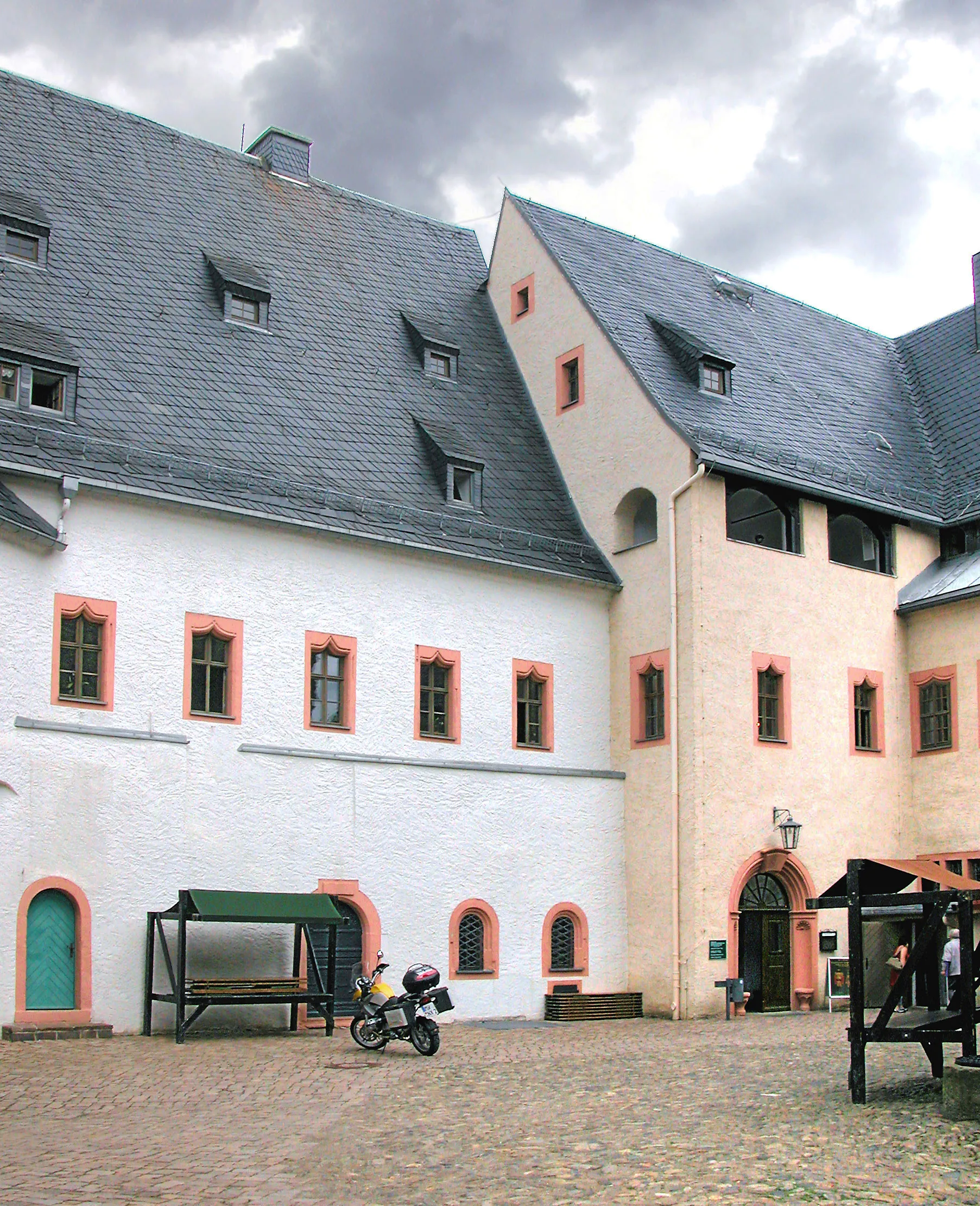 Photo showing: 03.08.2006  09430  Scharfenstein (Drebach), Schloßberg 1 (GMP: 50.704770,13.055352):  Burg, Ersterwähnung 1349/50. Wiederaufbau von 1921/22 nach Brand. Burghof nach Norden.     [DSCN1087.TIF]20060803345DR.JPG(c)Blobelt