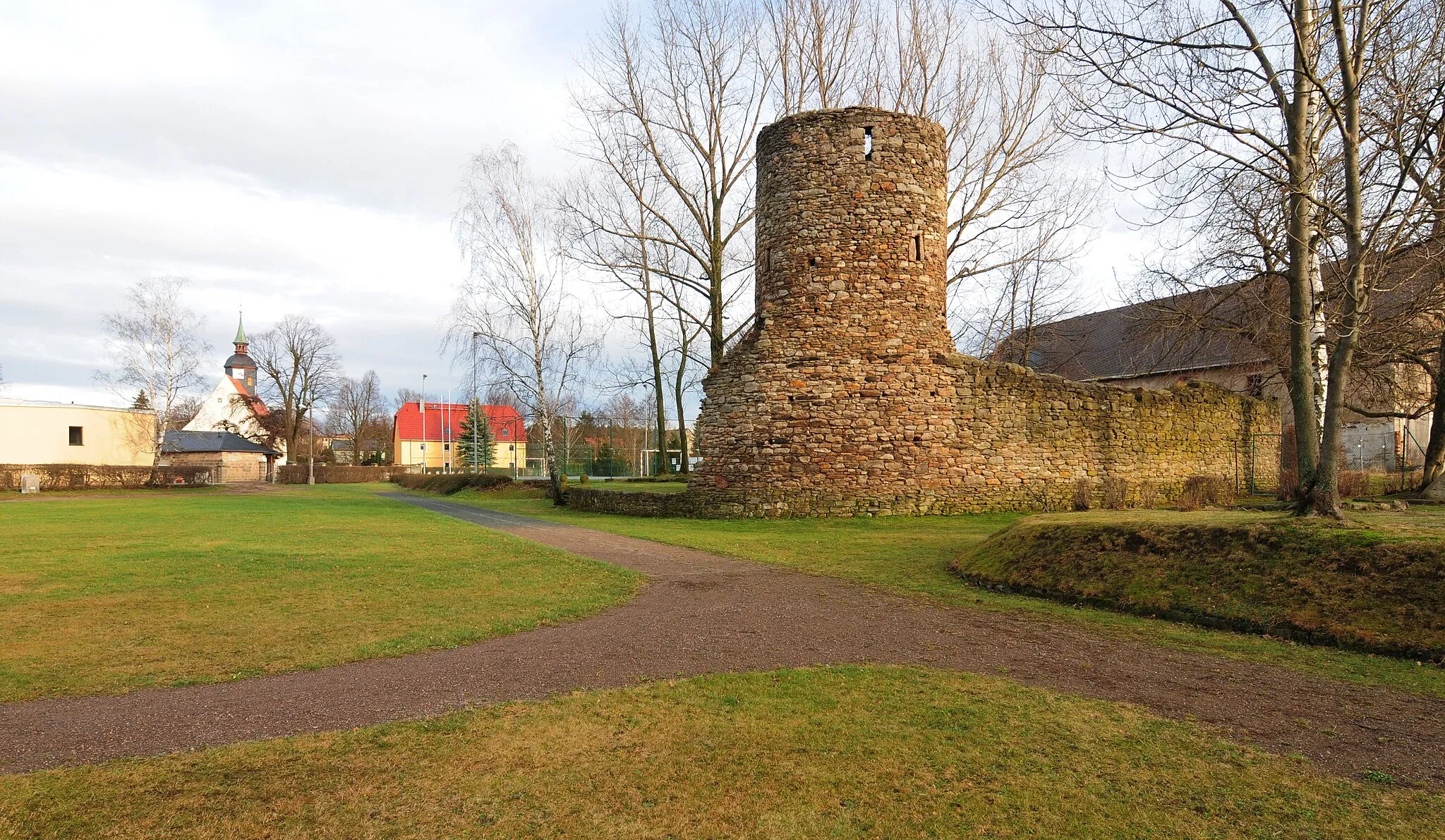 Photo showing: Ruppendorf, ruins with the donjon of a former moated castle (district Sächsische Schweiz-Osterzgebirge, Free State of Saxony, Germany)
