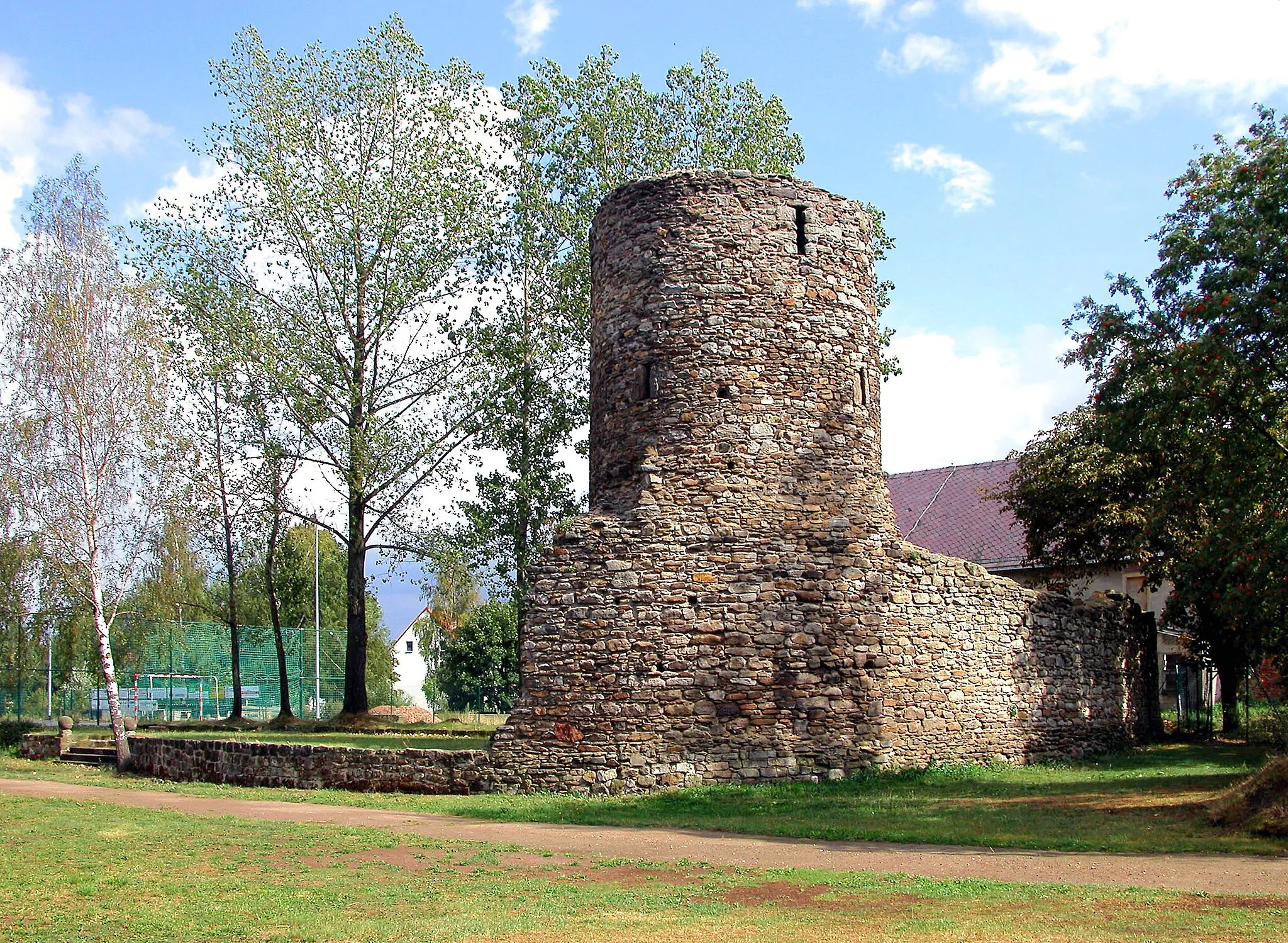 Photo showing: 31.08.2003  01774  Ruppendorf (Klingenberg), Beerwalder Straße / Hofweg: Nur der Turm mit 6 Metern Durchmesser und 12 Metern Höhe der ehemaligen Wasserburg Ruppendorf (GMP: 50.906176,13.600840) ist erhalten geblieben.                                                                                                                                             [DSCN]20030831120DR.JPG(c)Blobelt