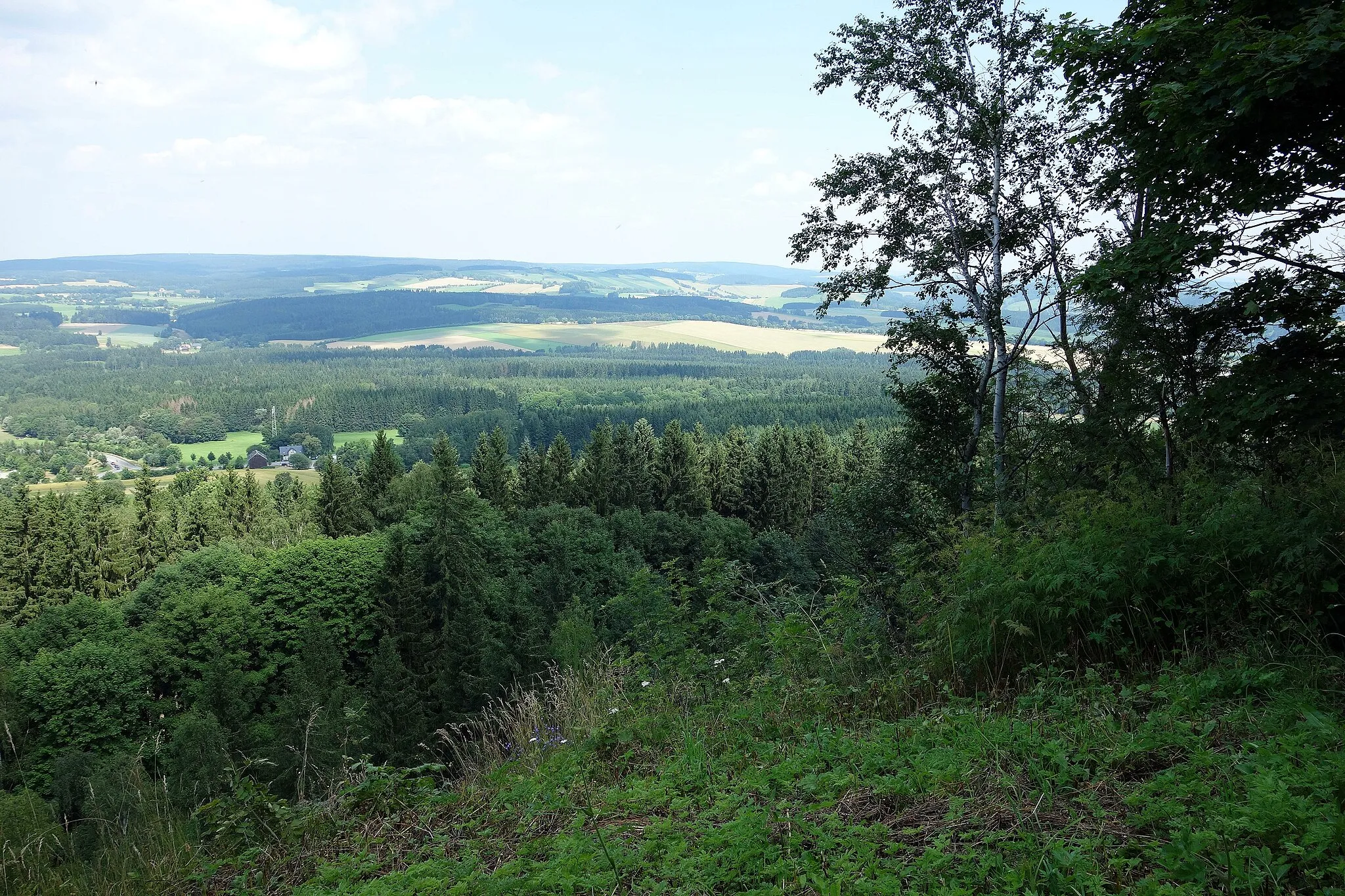 Photo showing: Der Scheibenberg ist ein Berg im Erzgebirge (Sachsen) mit einer Höhe von 807,2 m ü. NHN. Er liegt unmittelbar südöstlich der im Erzgebirgskreis gelegenen gleichnamigen Stadt Scheibenberg. Der Berg gehört zusammen mit dem Bärenstein und dem Pöhlberg zu den drei großen Basaltbergen im Westerzgebirge.