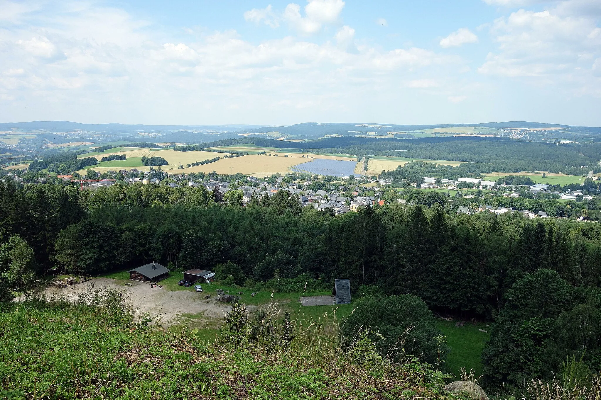 Photo showing: Der Scheibenberg ist ein Berg im Erzgebirge (Sachsen) mit einer Höhe von 807,2 m ü. NHN. Er liegt unmittelbar südöstlich der im Erzgebirgskreis gelegenen gleichnamigen Stadt Scheibenberg. Der Berg gehört zusammen mit dem Bärenstein und dem Pöhlberg zu den drei großen Basaltbergen im Westerzgebirge.