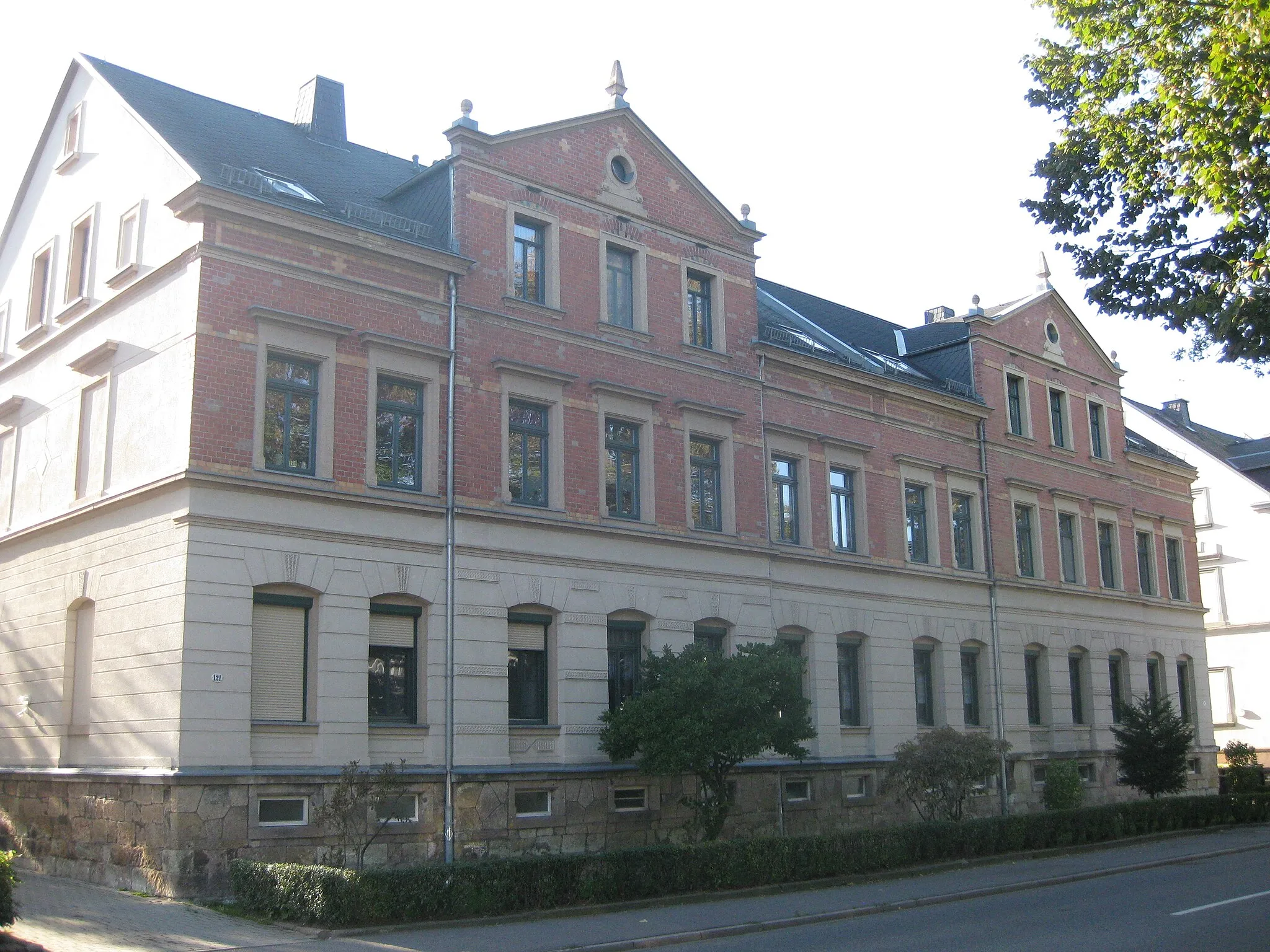 Photo showing: Denkmalgeschütztes Doppelmietshaus in der Chemnitztalstraße 121, 123 in Chemnitz-Furth