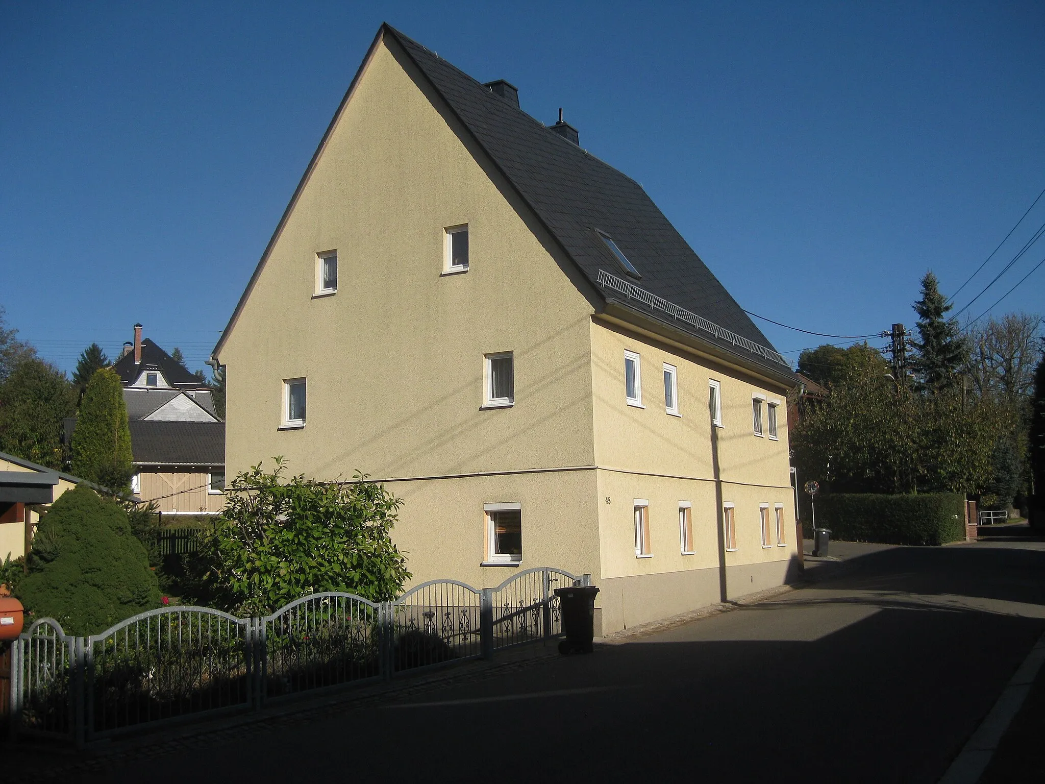 Photo showing: Ehemals denkmalgeschütztes Wohnhaus im Chemnitzer Ortsteil Glösa, Dorfstraße 45