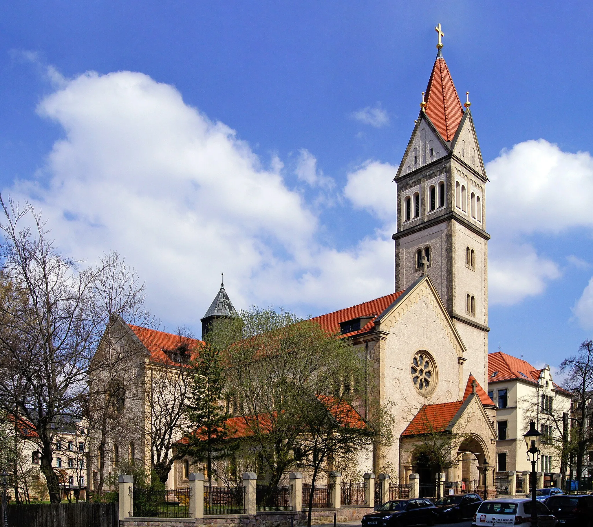 Photo showing: Katholische Pfarrkirche St. Joseph in Chemnitz (Sonnenberg), Sicht aus Südwesten (Markusstraße / Ludwig-Kirsch-Straße), im April 2012.