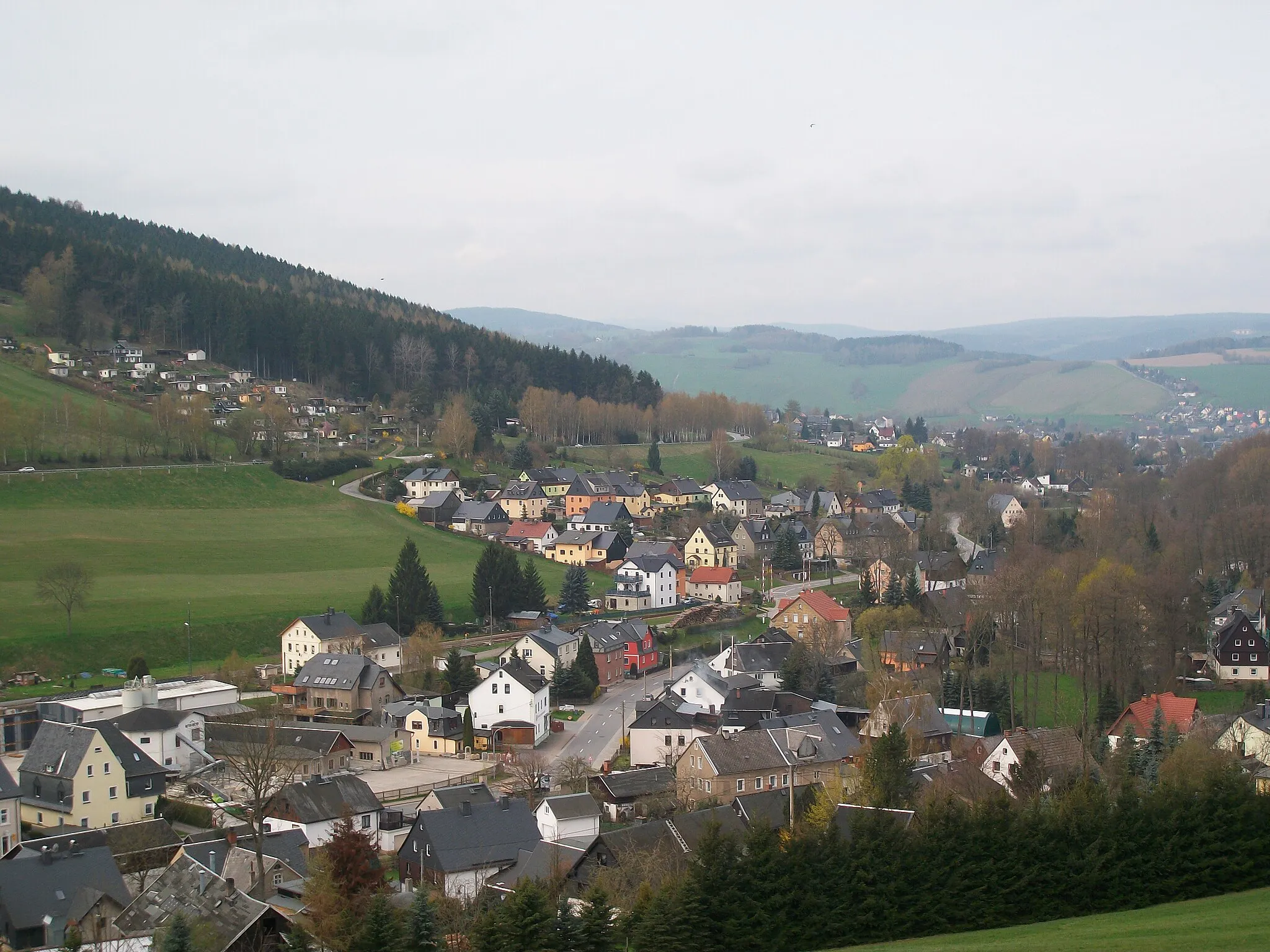 Photo showing: Blick zum Bahnhof Markersbach (Erzgeb) mit BÜ Annaberger Straße